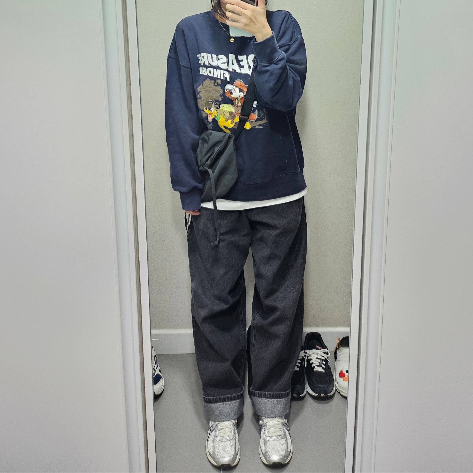 Uniqlo U Drawstring Shoulder Bag Black, Asics Jog 100 S White Black - 2E Wide 착용 스타일