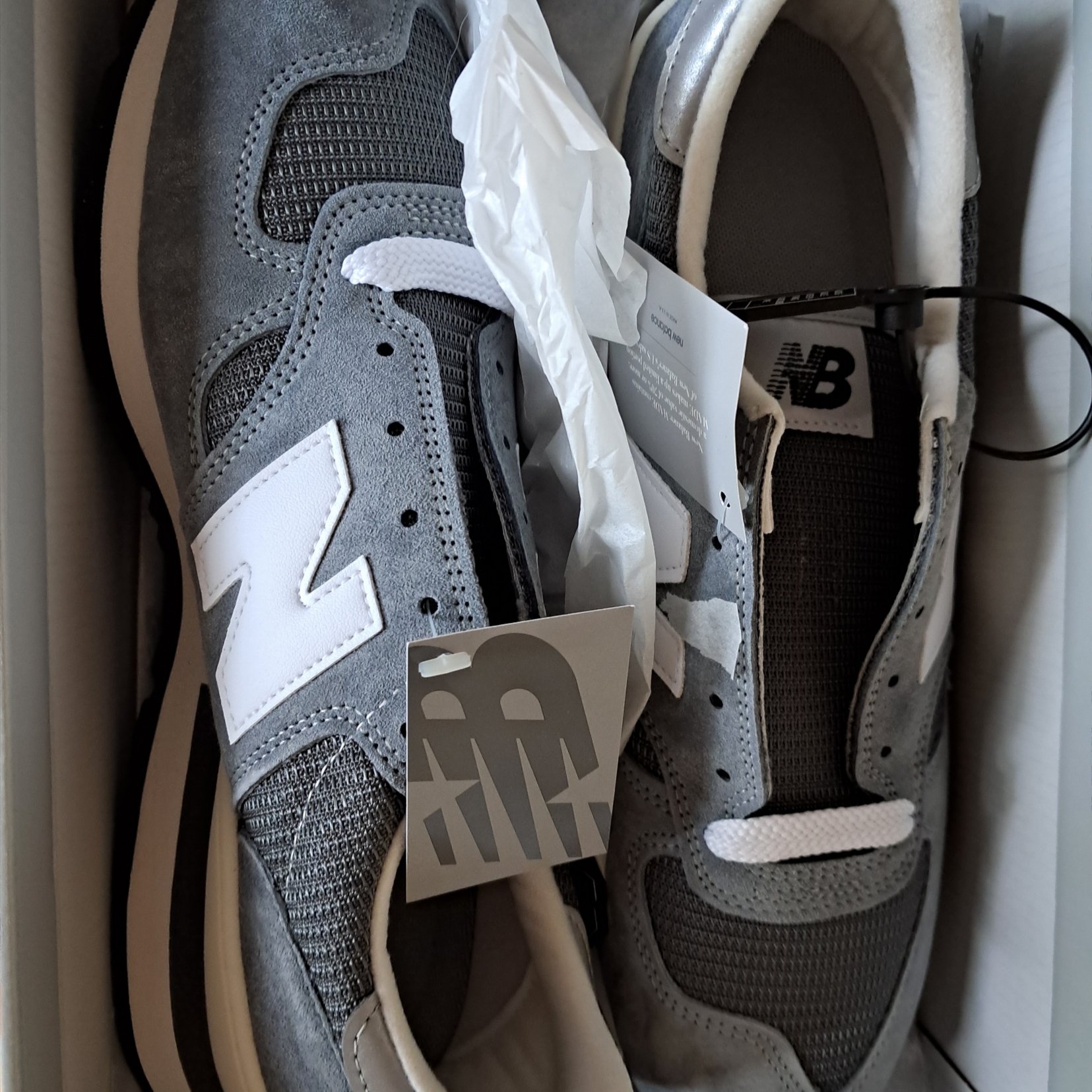 New Balance 990v1 Made in USA Grey White 착용 스타일 - 1