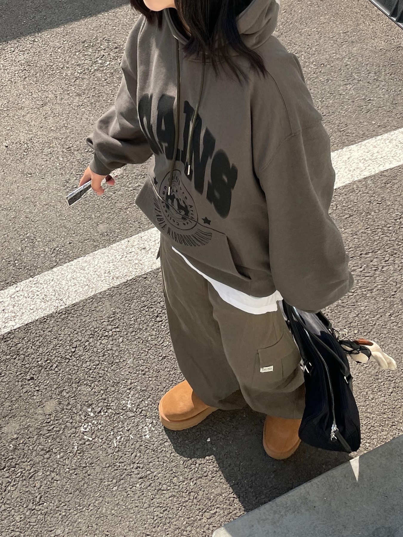 (W) UGG Classic Ultra Mini Platform Boots Chestnut, Matin Kim Sporty Tote Bag Black 착용 스타일 - 5
