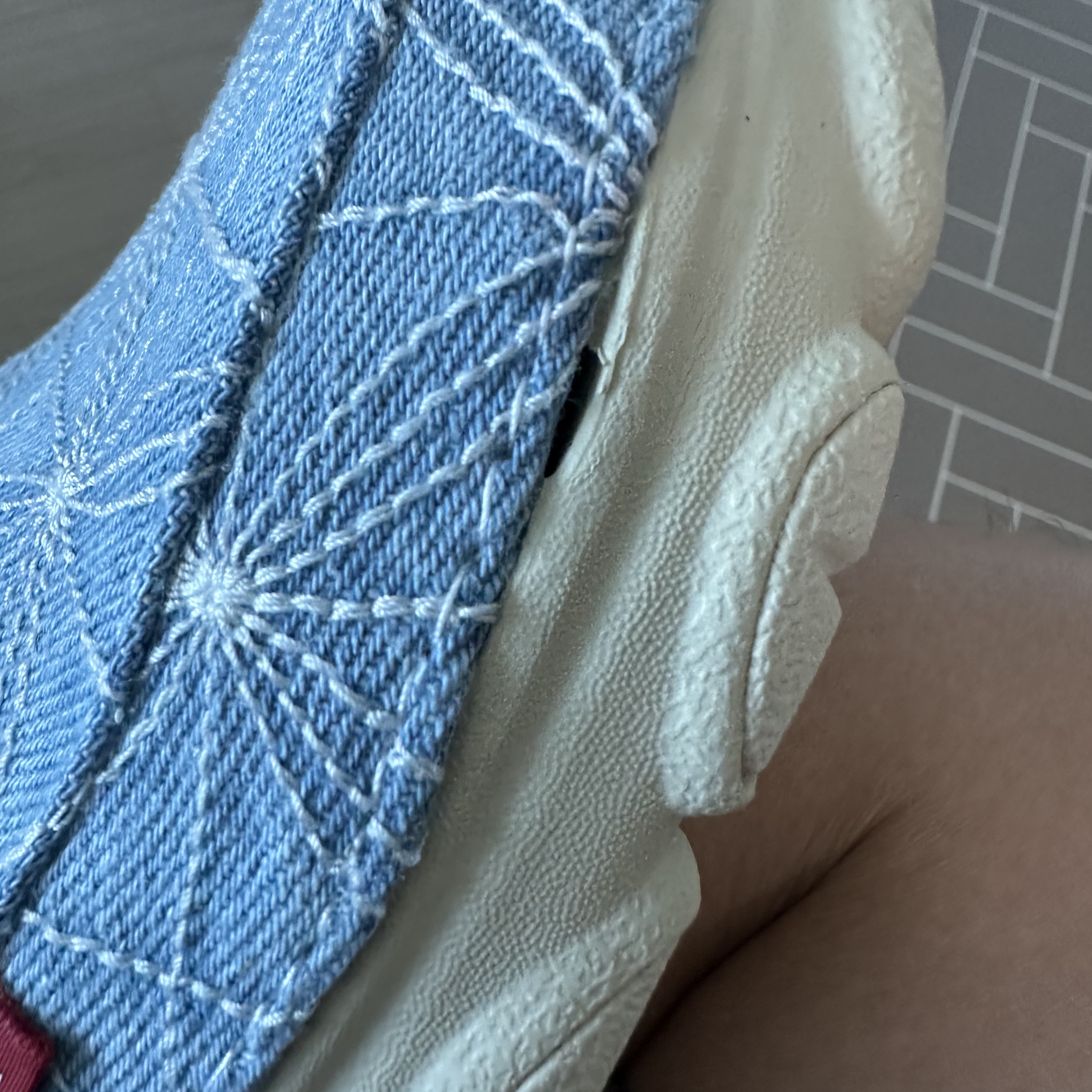 Crocs x Levi's All Terrain Clog Bone Blue 착용 스타일 - 1