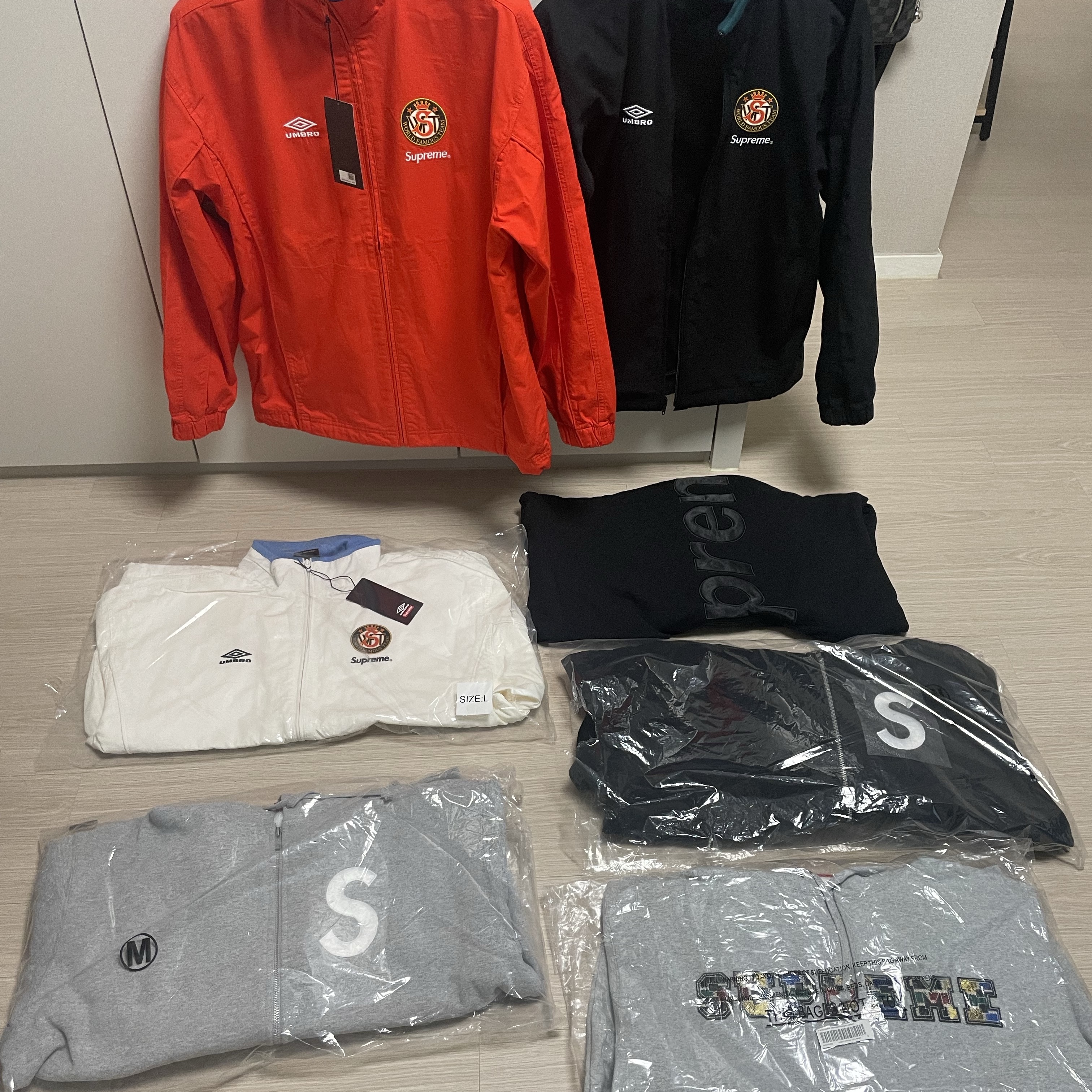 Supreme S Logo Zip Up Hooded Sweatshirt Heather Grey - 23FW, Supreme S Logo Zip Up Hooded Sweatshirt Black - 23FW 착용 스타일 - 2