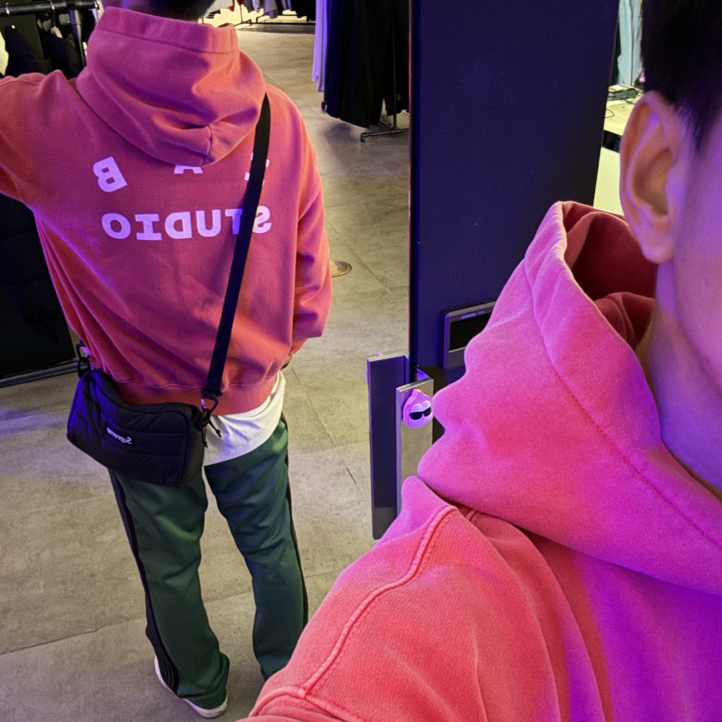 IAB Studio Pigment Hoodie Coral, IAB Studio Pigment Hoodie & Sack Coral 착용 스타일 - 2
