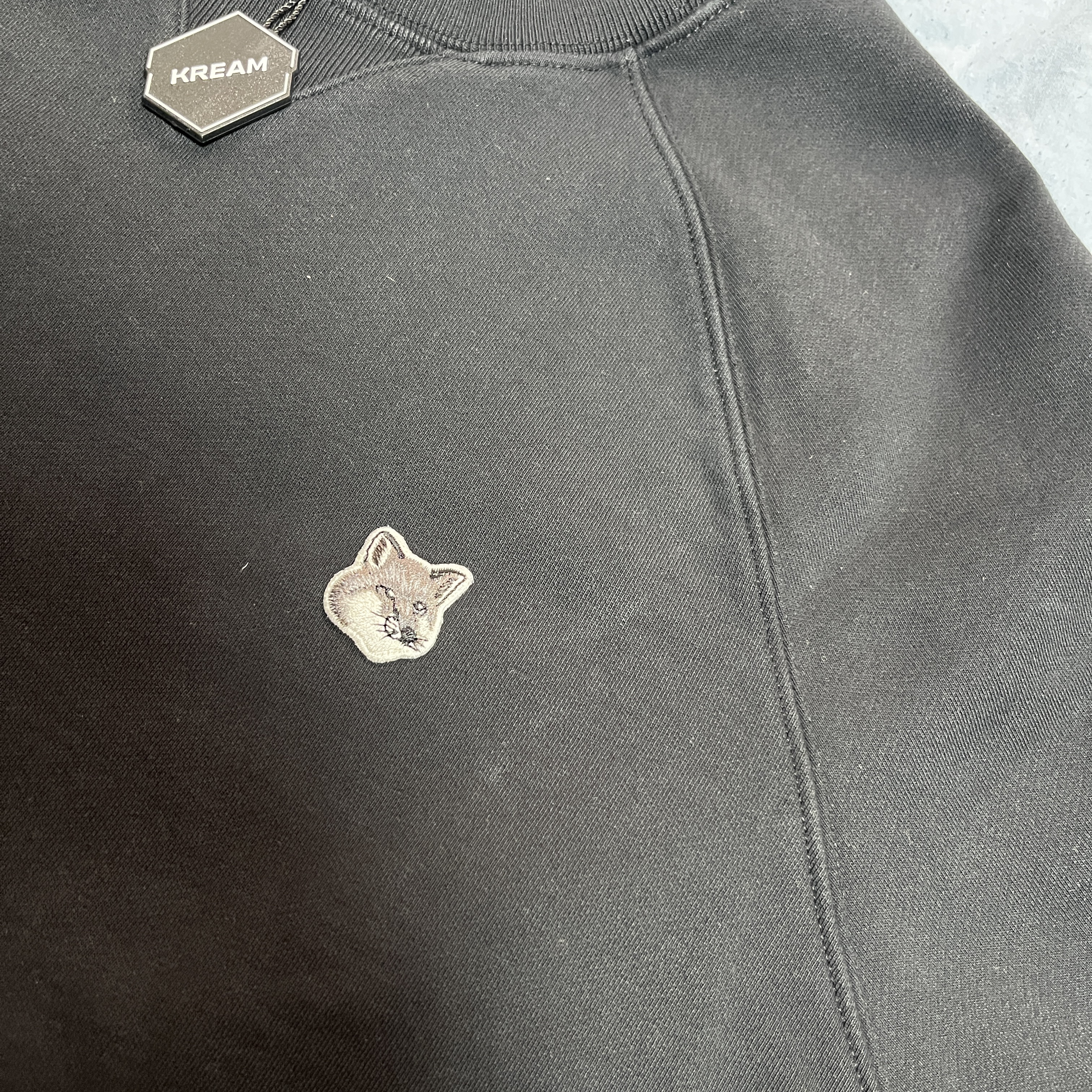 Maison Kitsune Grey Fox Head Patch Classic Sweatshirt Black 착용 스타일 - 5