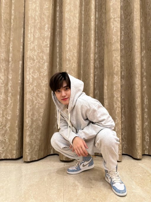 (W) Miu Miu Cotton Joggers with Embroidered Logo Grey, Jordan 1 Retro High OG Hyper Royal 착용 스타일