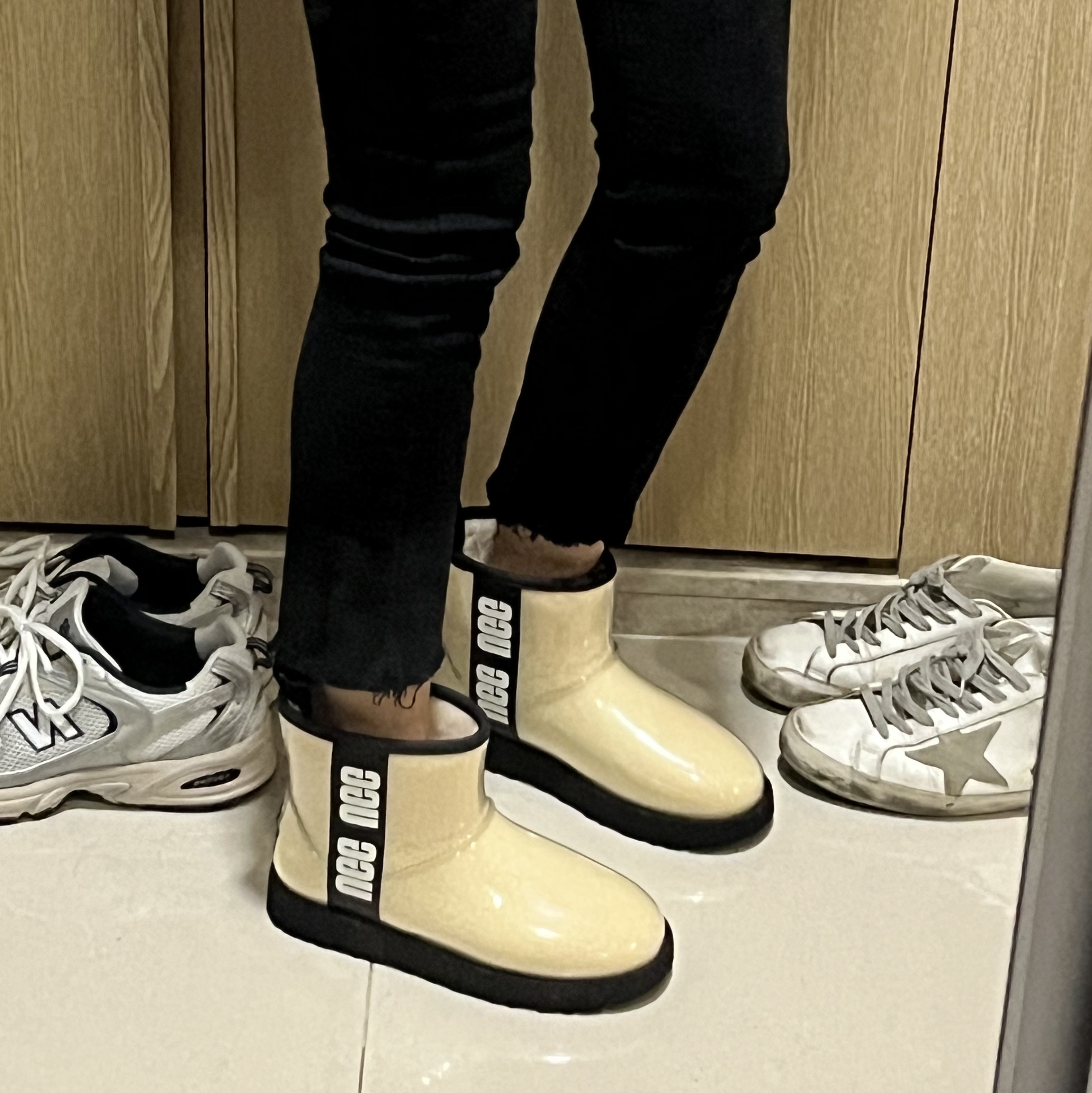 (W) UGG Classic Clear Mini Boots Natural Black 착용 스타일