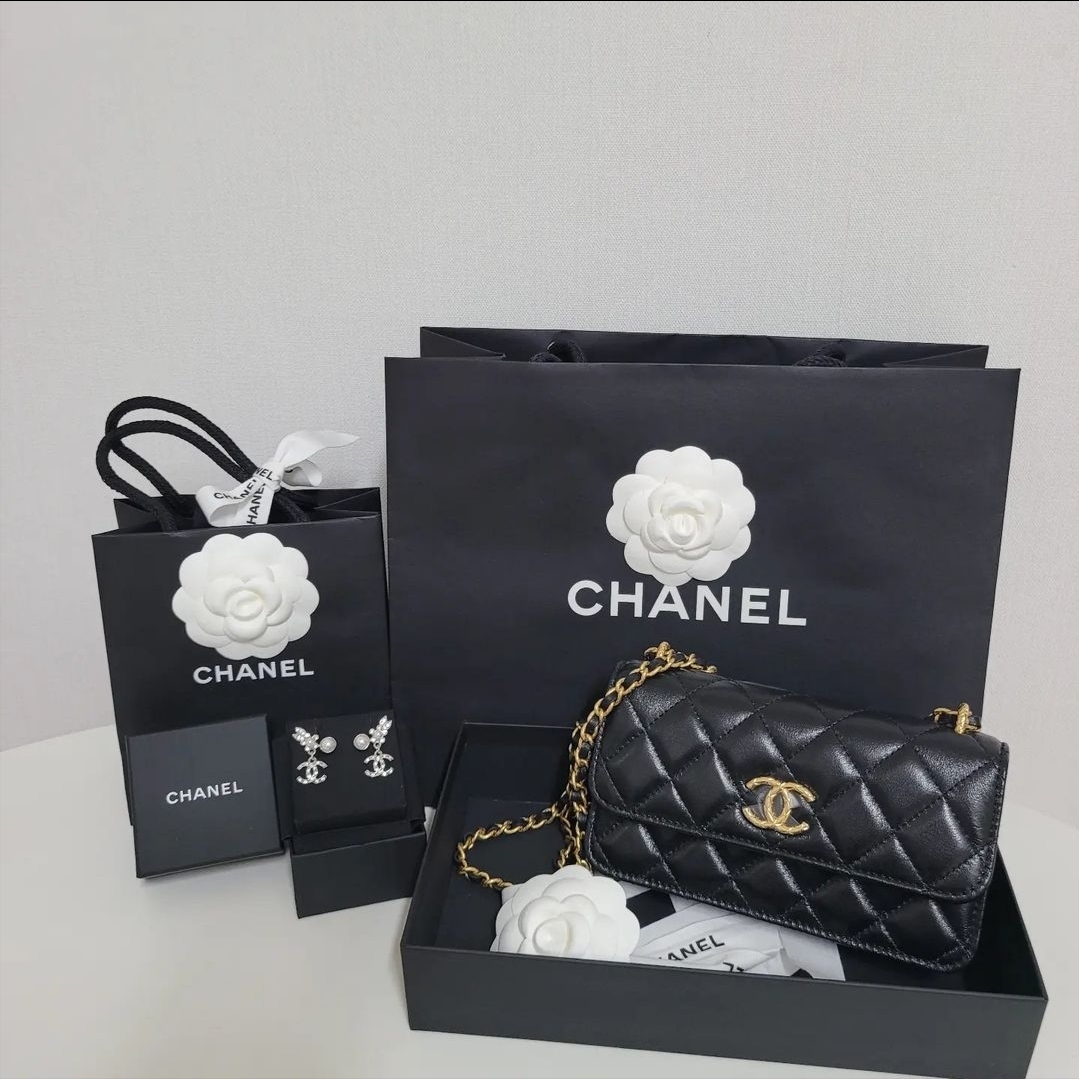 Chanel Flap Phone Holder with Classic Chain Lambskin & Gold Black 착용 스타일