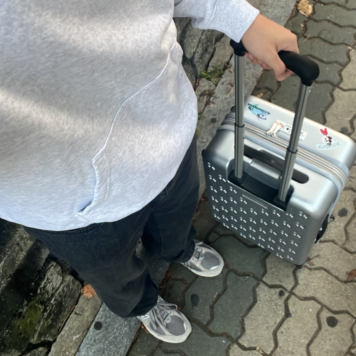 Sansan Gear Biped Hoodie White Melange - 23FW, New Balance 2002R Grey 착용 스타일 - 1