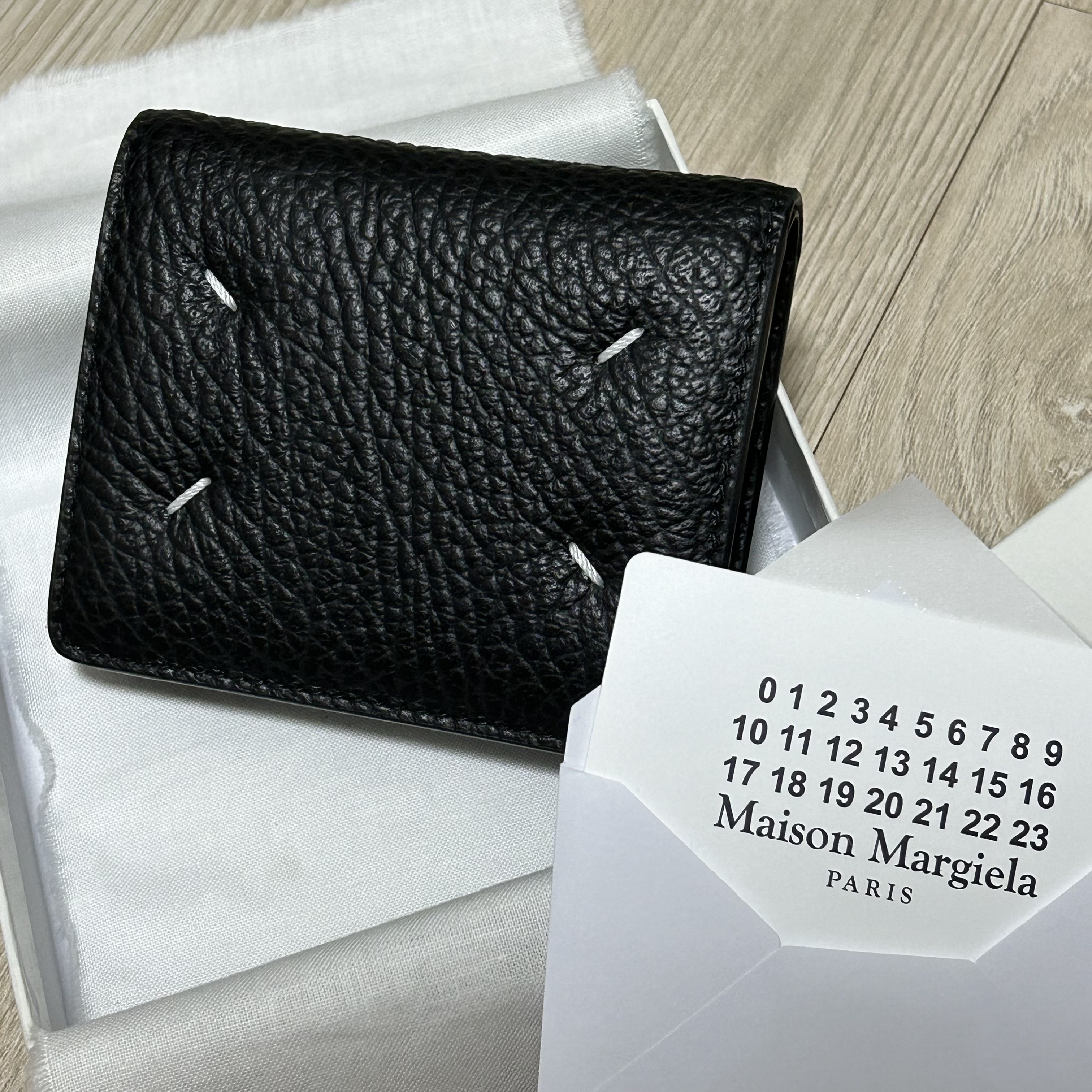 Maison Margiela Compact Bi-Fold Wallet Black 착용 스타일