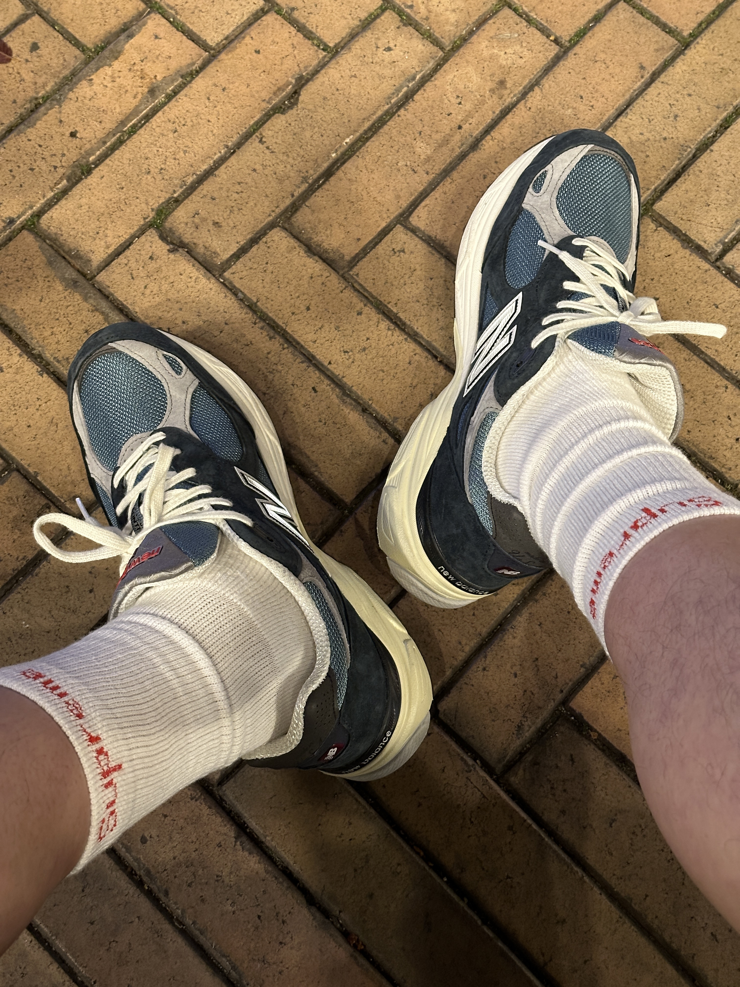 Supreme Hanes Crew Socks White (4 Pack) 착용 스타일