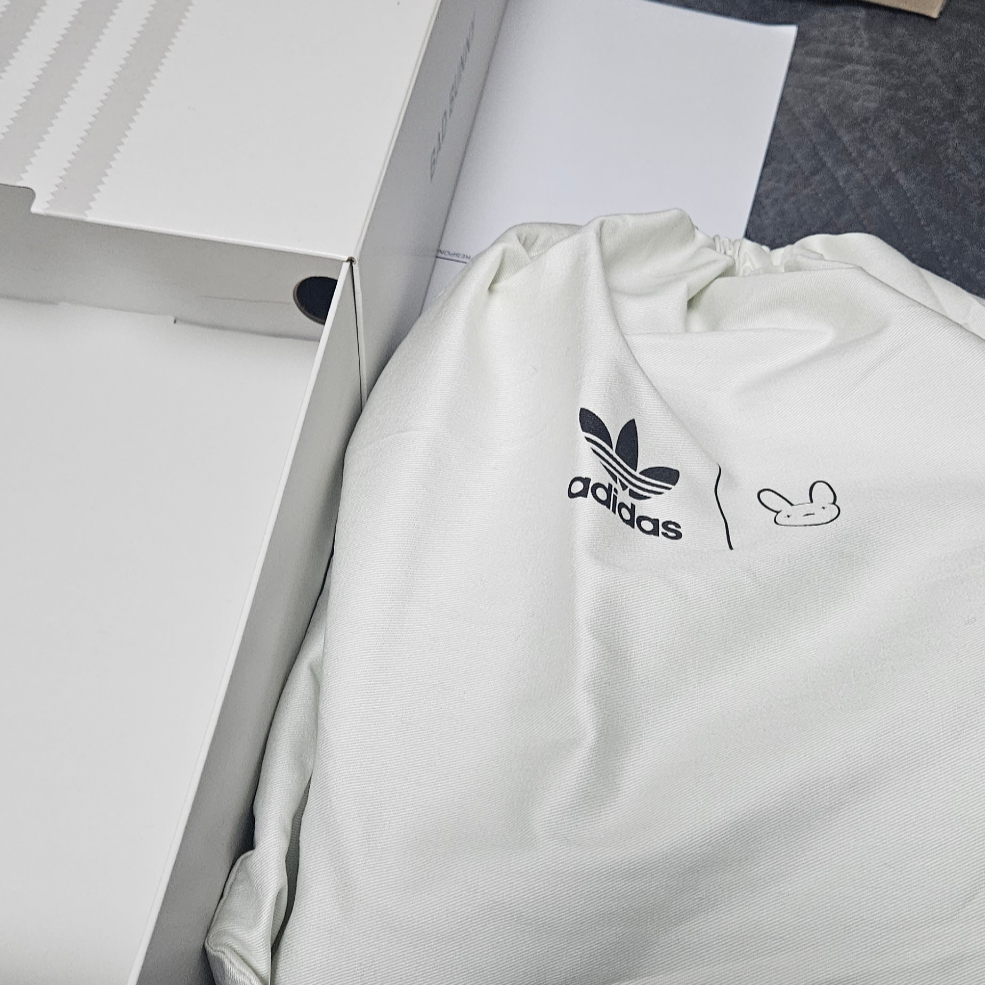 Adidas x Bad Bunny Response CL Ecru Tint 착용 스타일 - 2