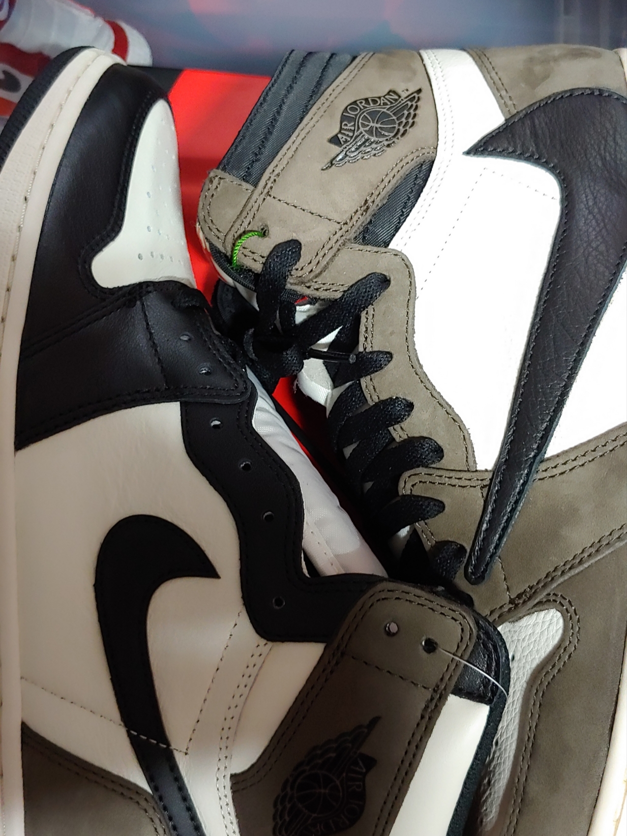 Jordan 1 Retro High OG Chicago 2015, Jordan 1 x Travis Scott Retro High OG SP Mocha 착용 스타일 - 2