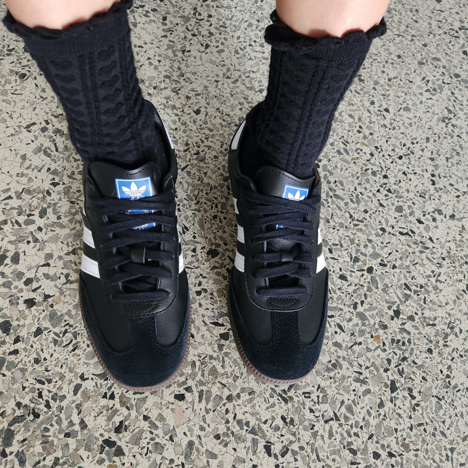 Adidas Samba OG Black White Gum 착용 스타일 - 2