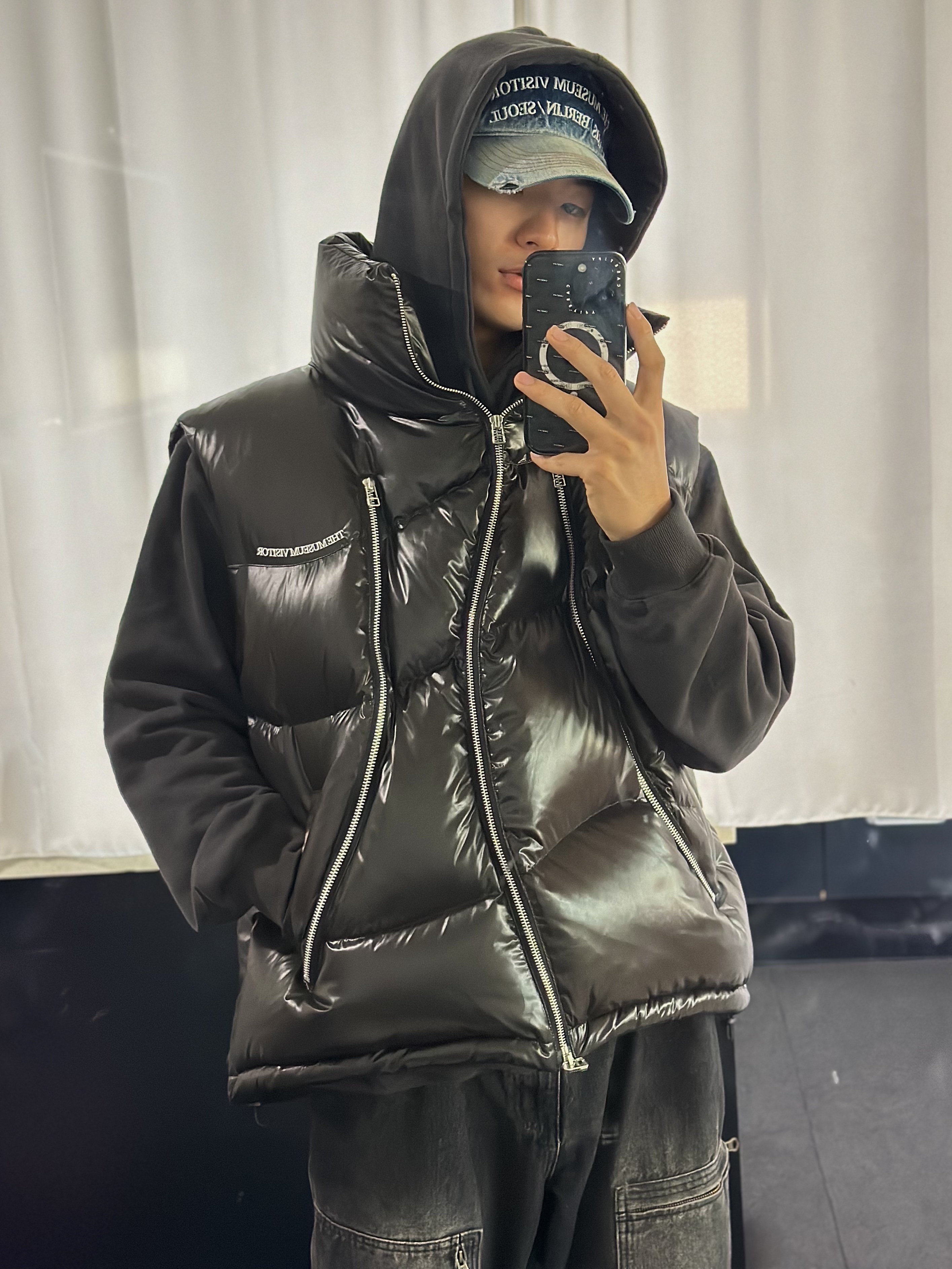 The Museum Visitor KREAM Curved Zipper Puffer Down Vest Glossy Black - 23FW, The Museum Visitor Washed Denim Ball Cap White Blue 착용 스타일 - 1