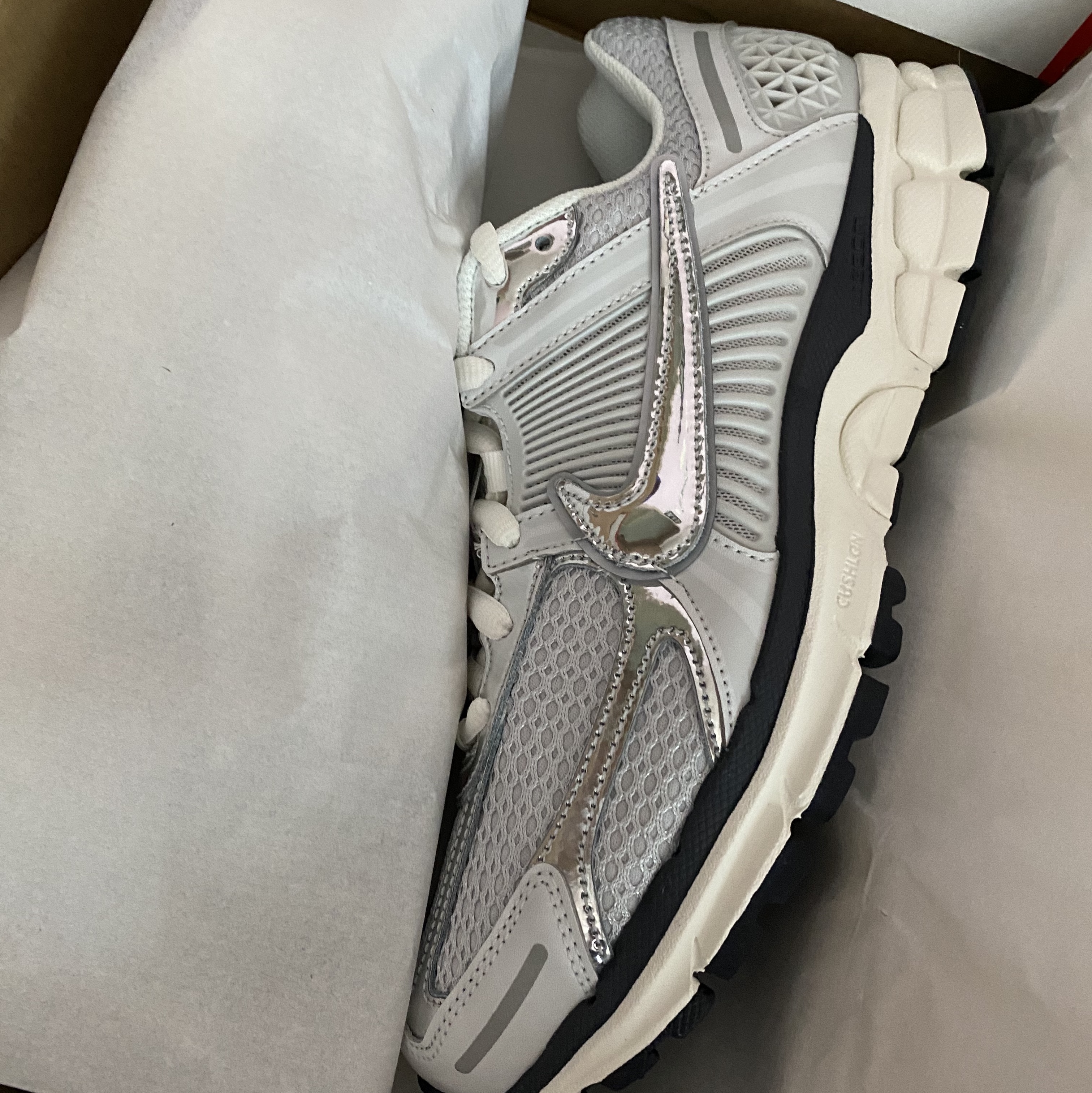 (W) Nike Zoom Vomero 5 Photon Dust and Metallic Silver 착용 스타일