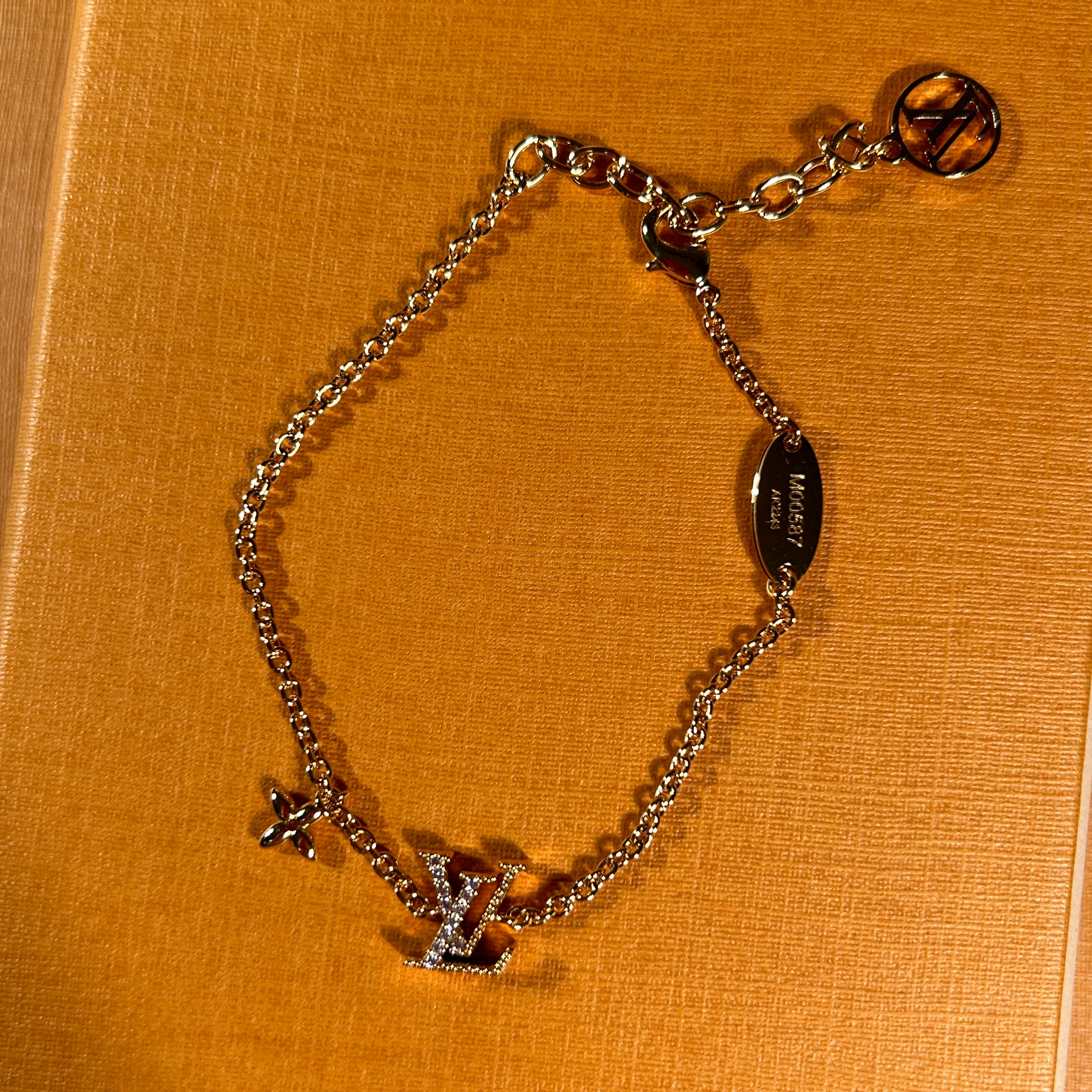(W) Louis Vuitton LV Iconic Bracelet Gold 착용 스타일 - 2