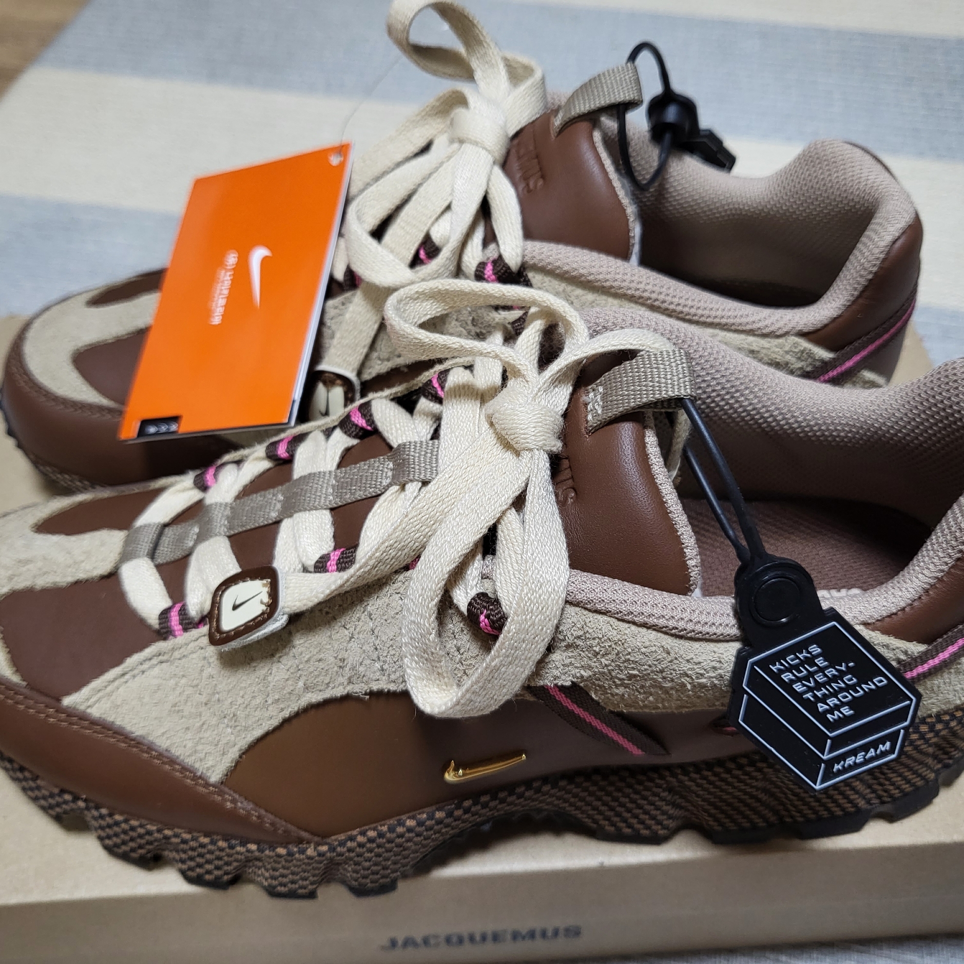 Nike x Jacquemus Air Humara LX Ale Brown and Gold 착용 스타일 - 1