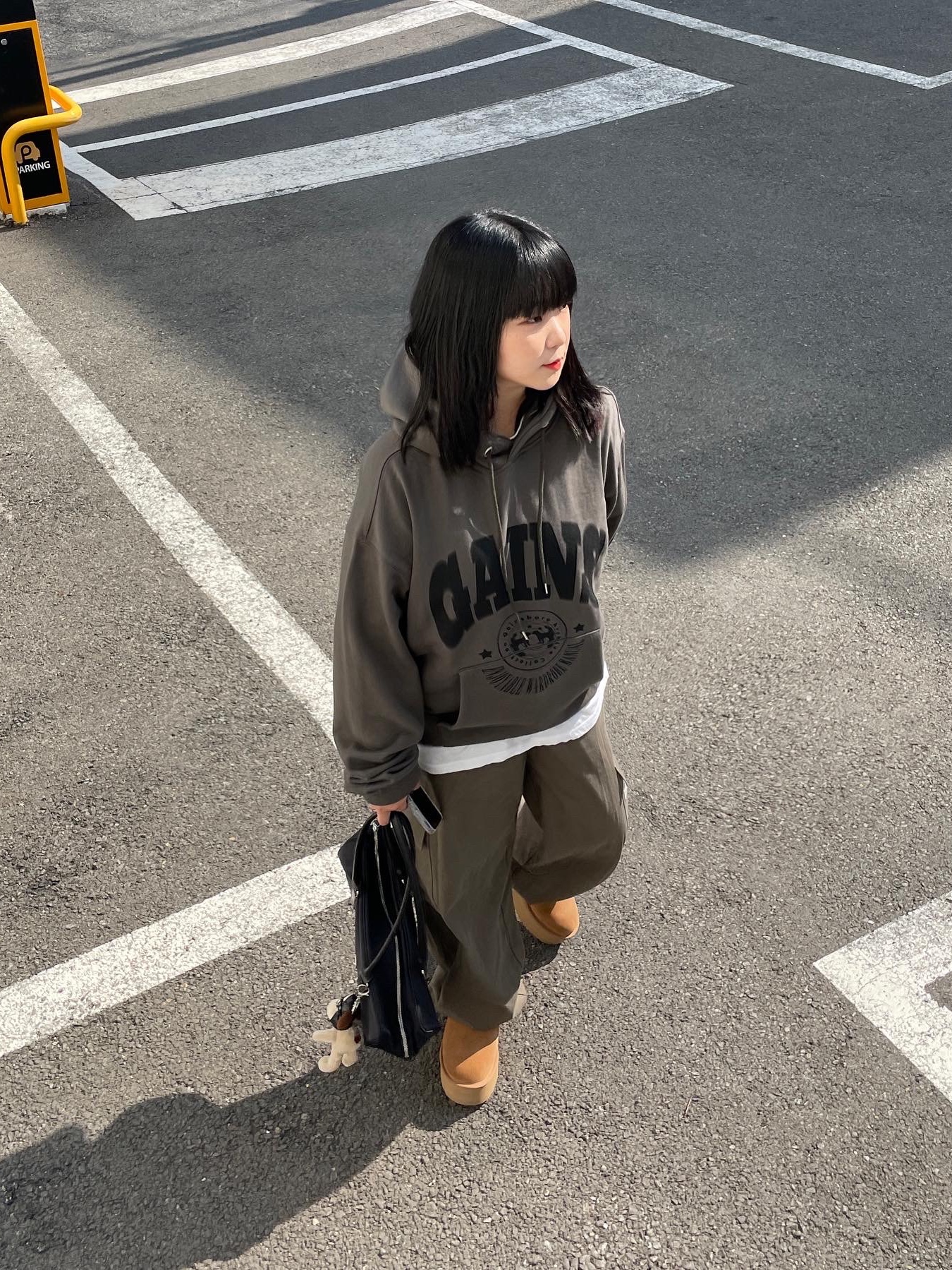(W) UGG Classic Ultra Mini Platform Boots Chestnut, Matin Kim Sporty Tote Bag Black 착용 스타일 - 1