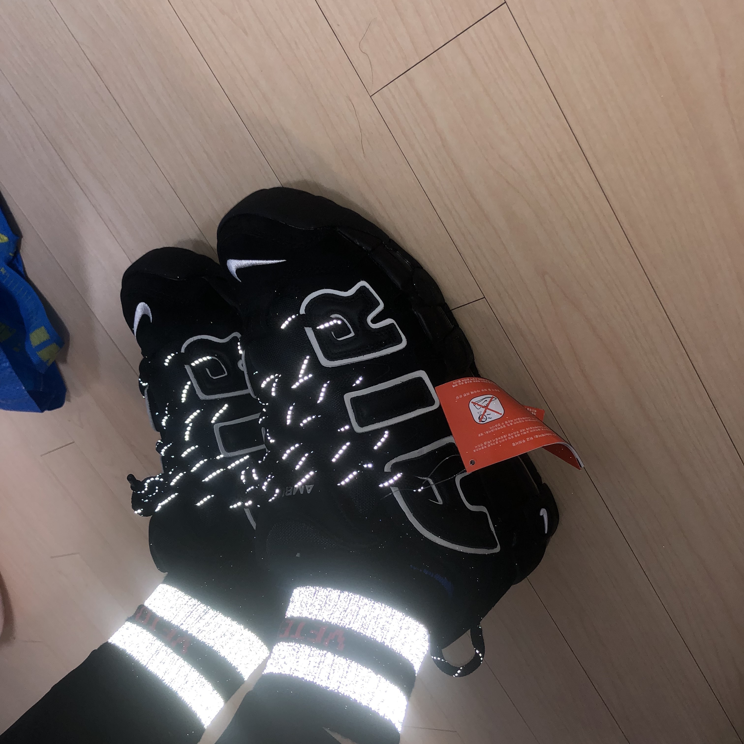 Nike x Ambush Air More Uptempo Low Black and White 착용 스타일 - 3