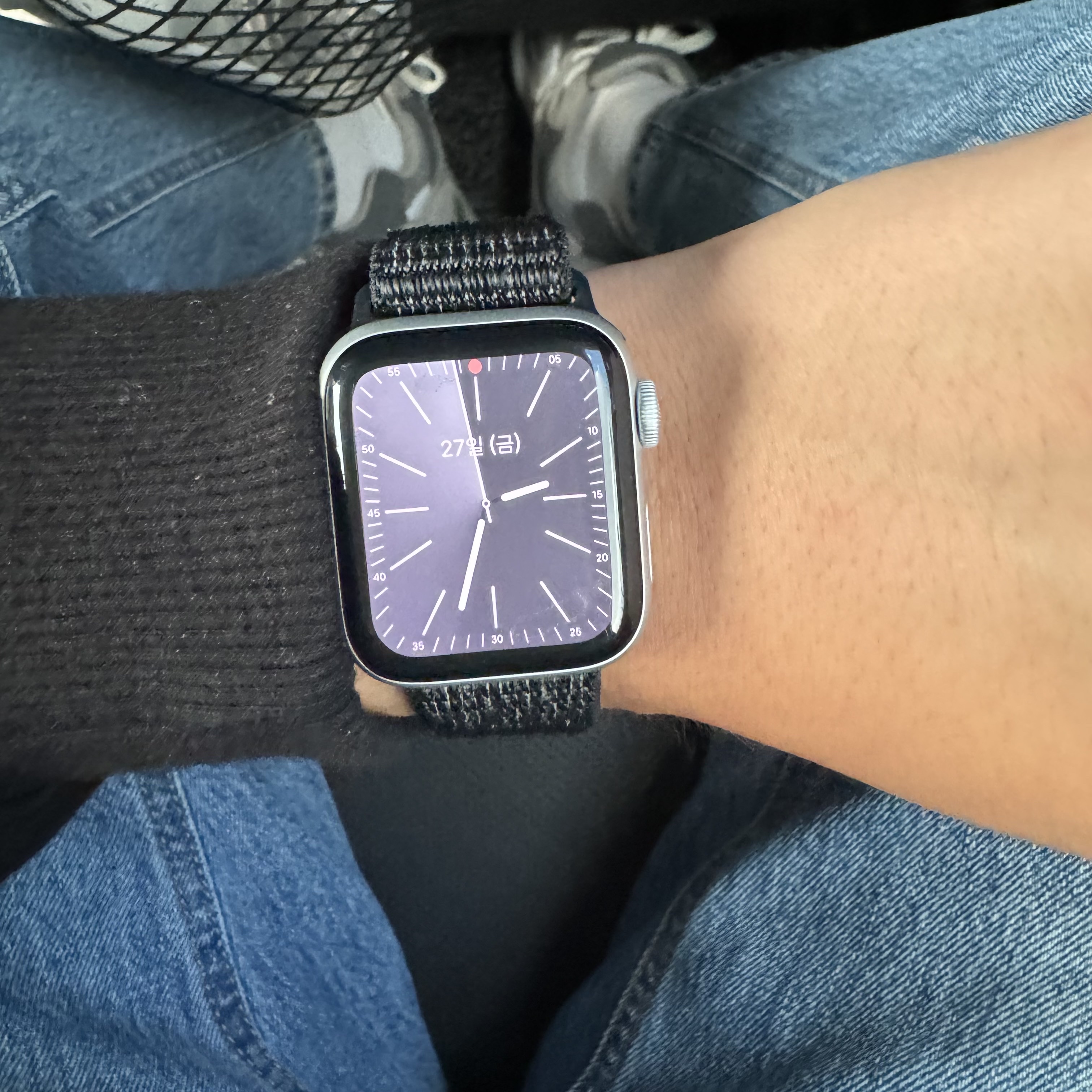 Apple Watch SE 40mm GPS Silver Aluminum Case with Sport Band White (Korean Ver.) 착용 스타일
