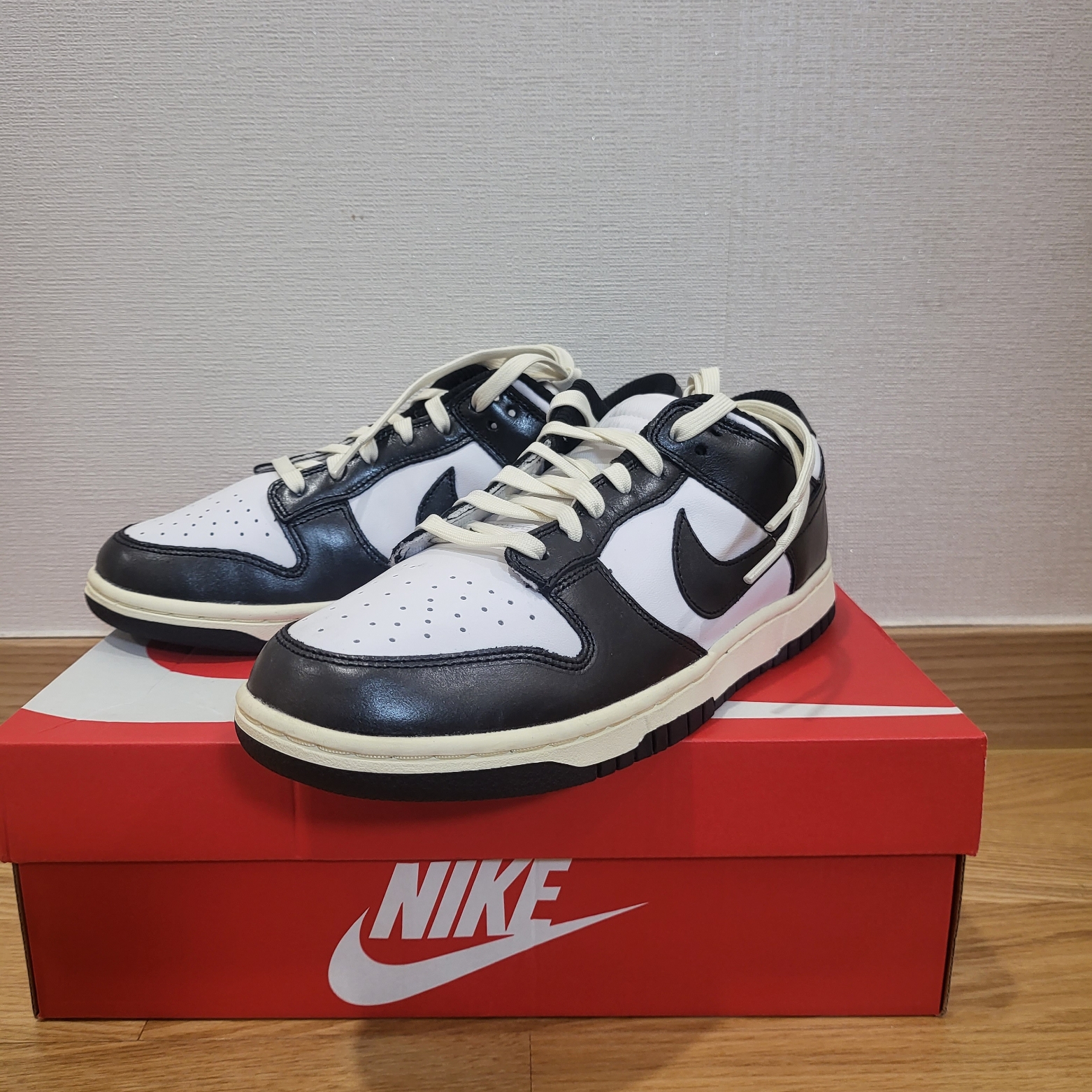 (W) Nike Dunk Low Vintage Black and White 착용 스타일