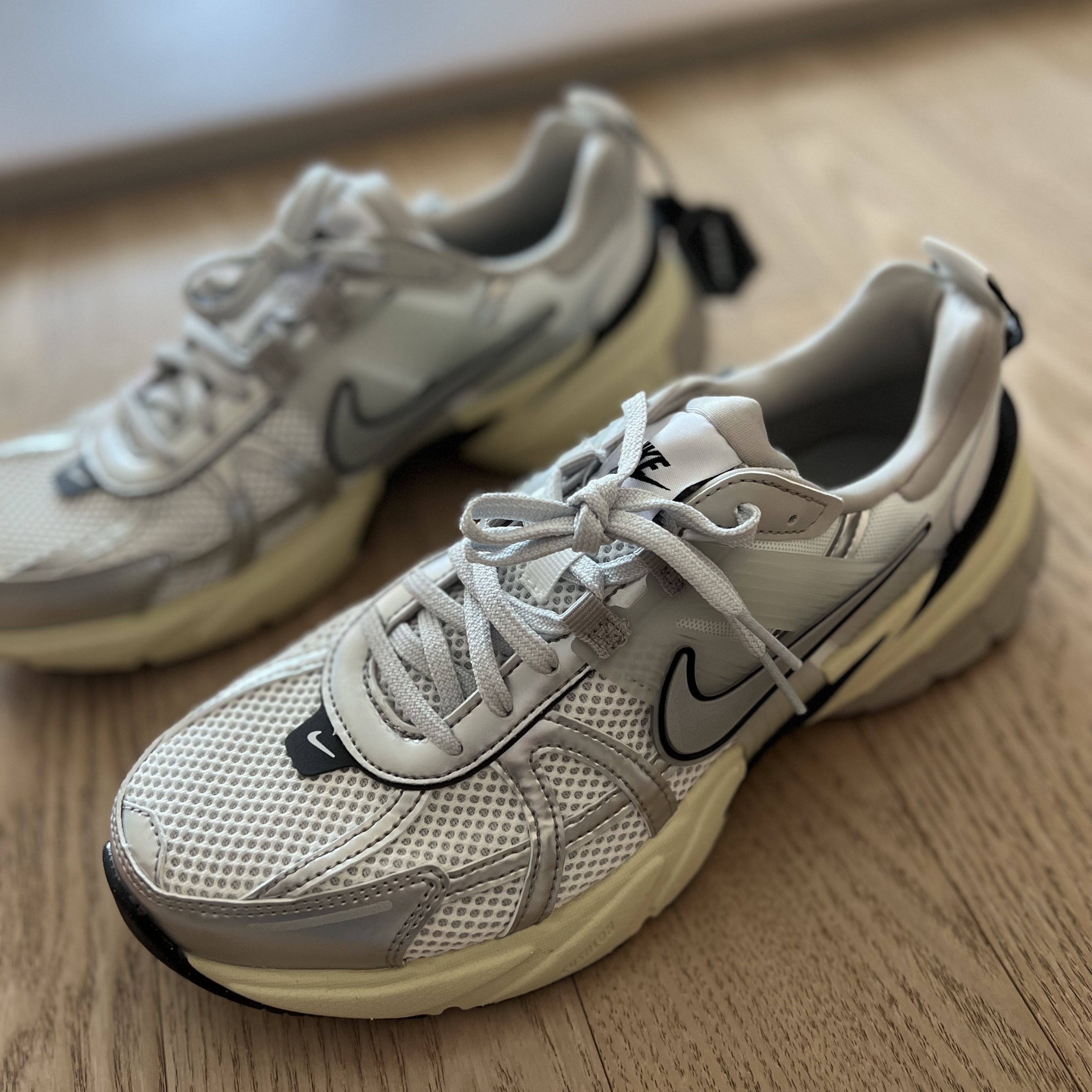 Nike V2K Run Summit White Metallic Silver 착용 스타일 - 7