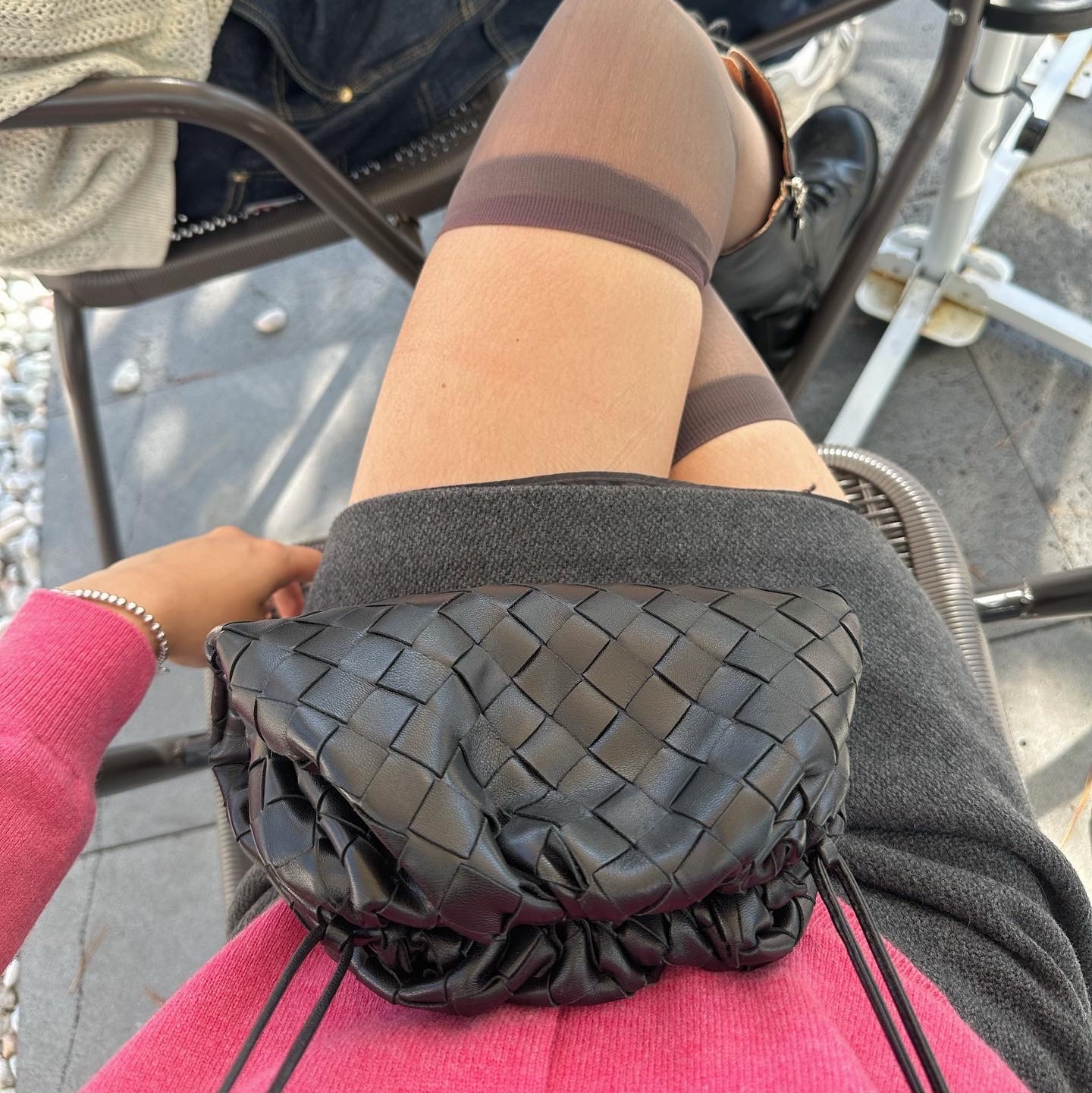 Bottega Veneta Mini Leather Pouch Black 착용 스타일