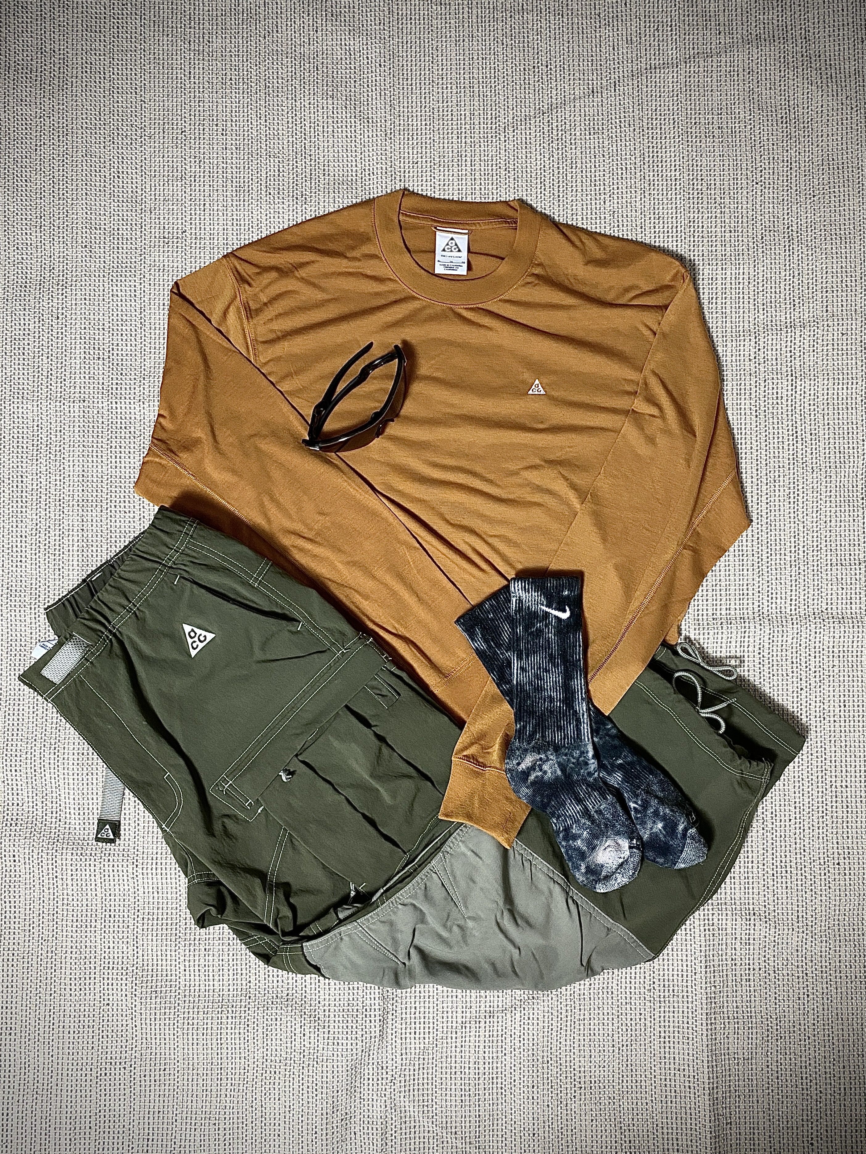 Nike Dri-Fit ACG Goat Rocks Long Sleeve T-Shirt Gold Suede - Asia, Nike ACG Smith Summit Cargo Pants Medium Olive - Asia 착용 스타일 - 4