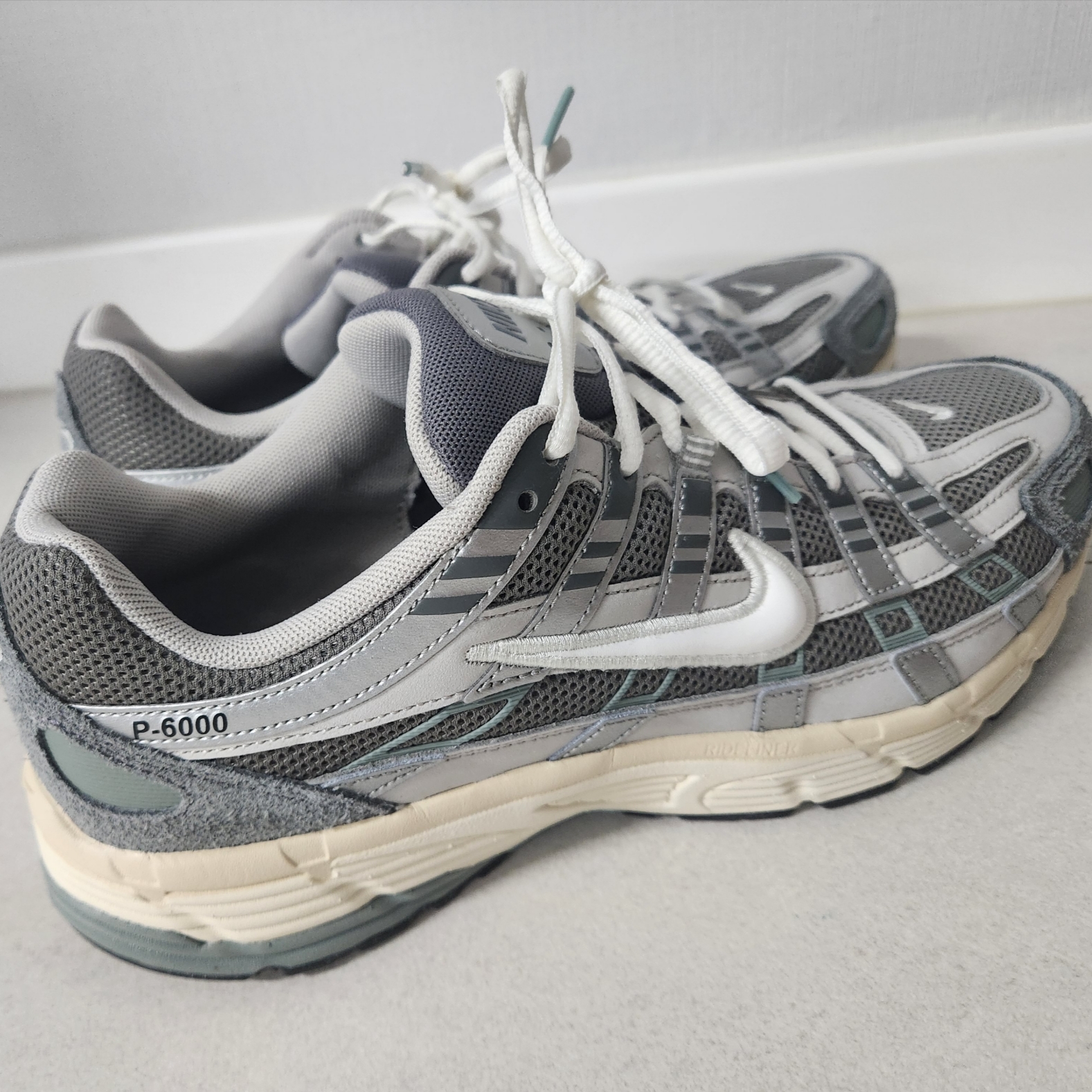Nike P-6000 Flat Pewter Light Iron Ore 착용 스타일 - 1