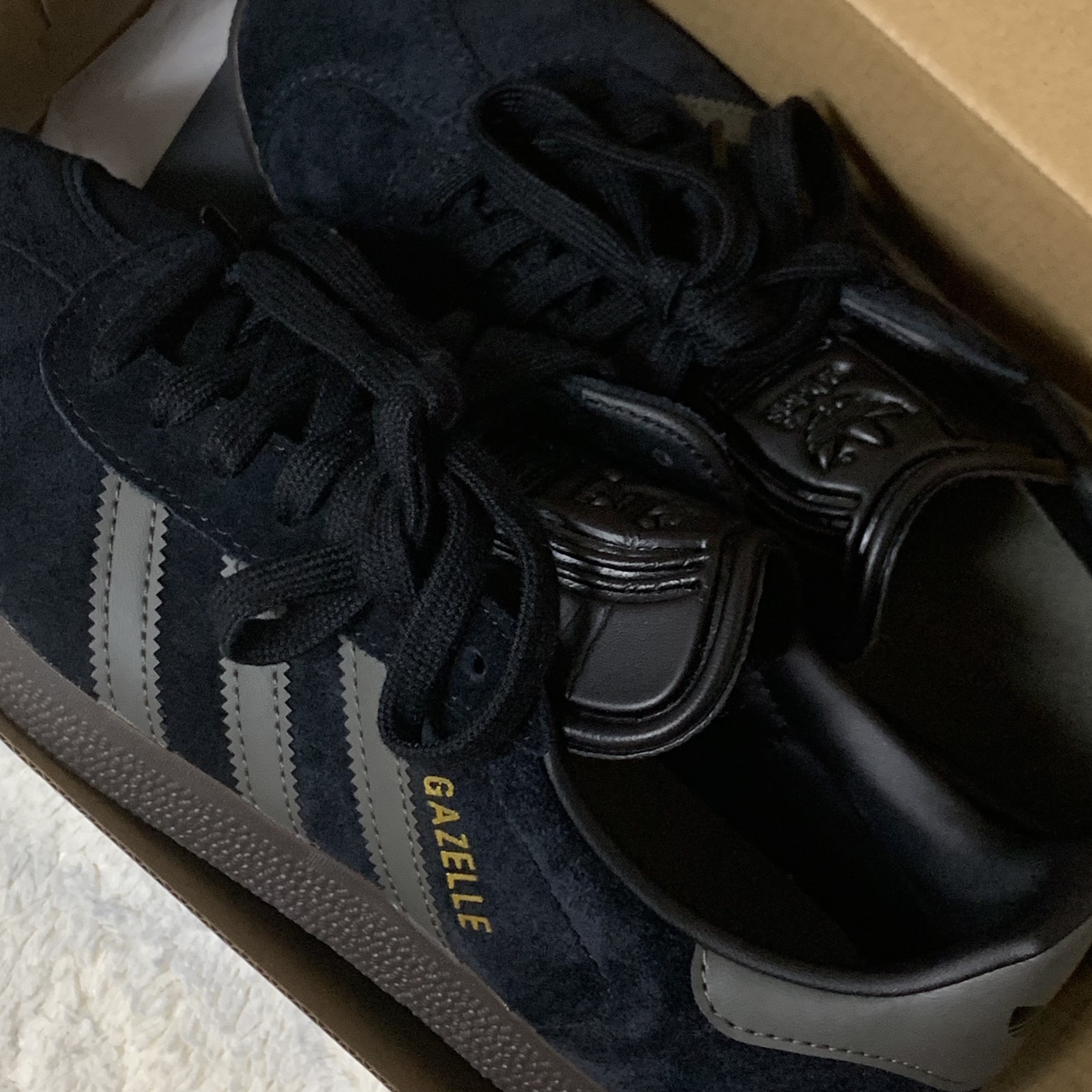 Adidas Gazelle Core Black Gold Metallic Gum 착용 스타일 - 1