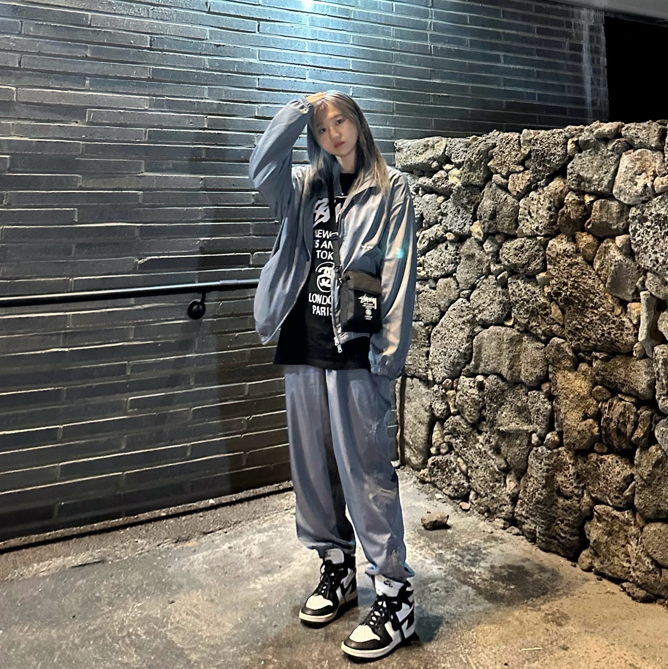 Stussy World Tour T-Shirt Black, Jordan 1 High 85 Black White 착용 스타일