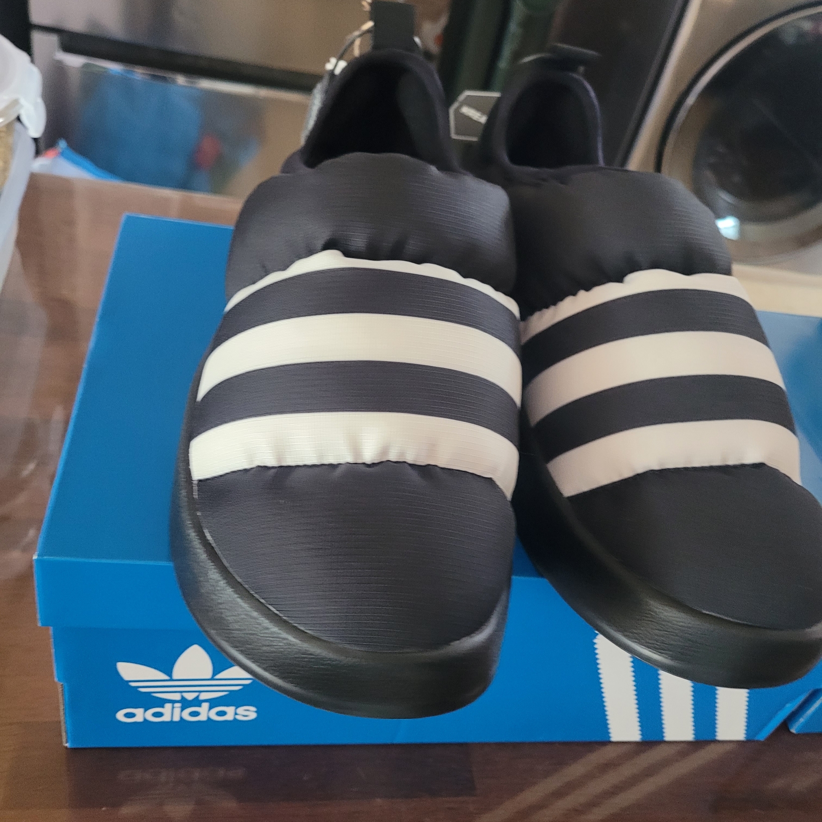 Adidas Puffylette Core Black 착용 스타일