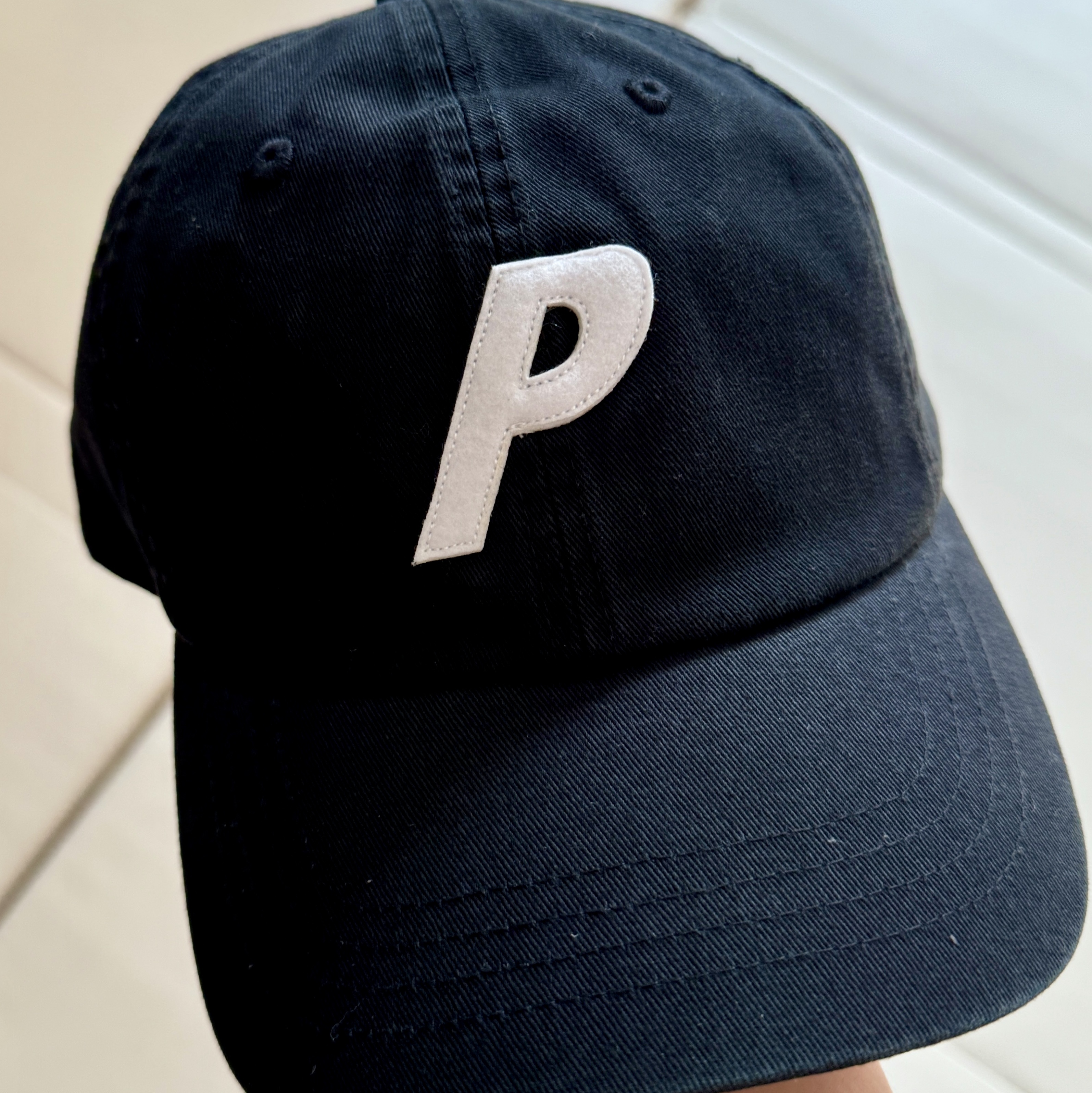 Palace P 6-Panel Black - 23FW 착용 스타일 - 1