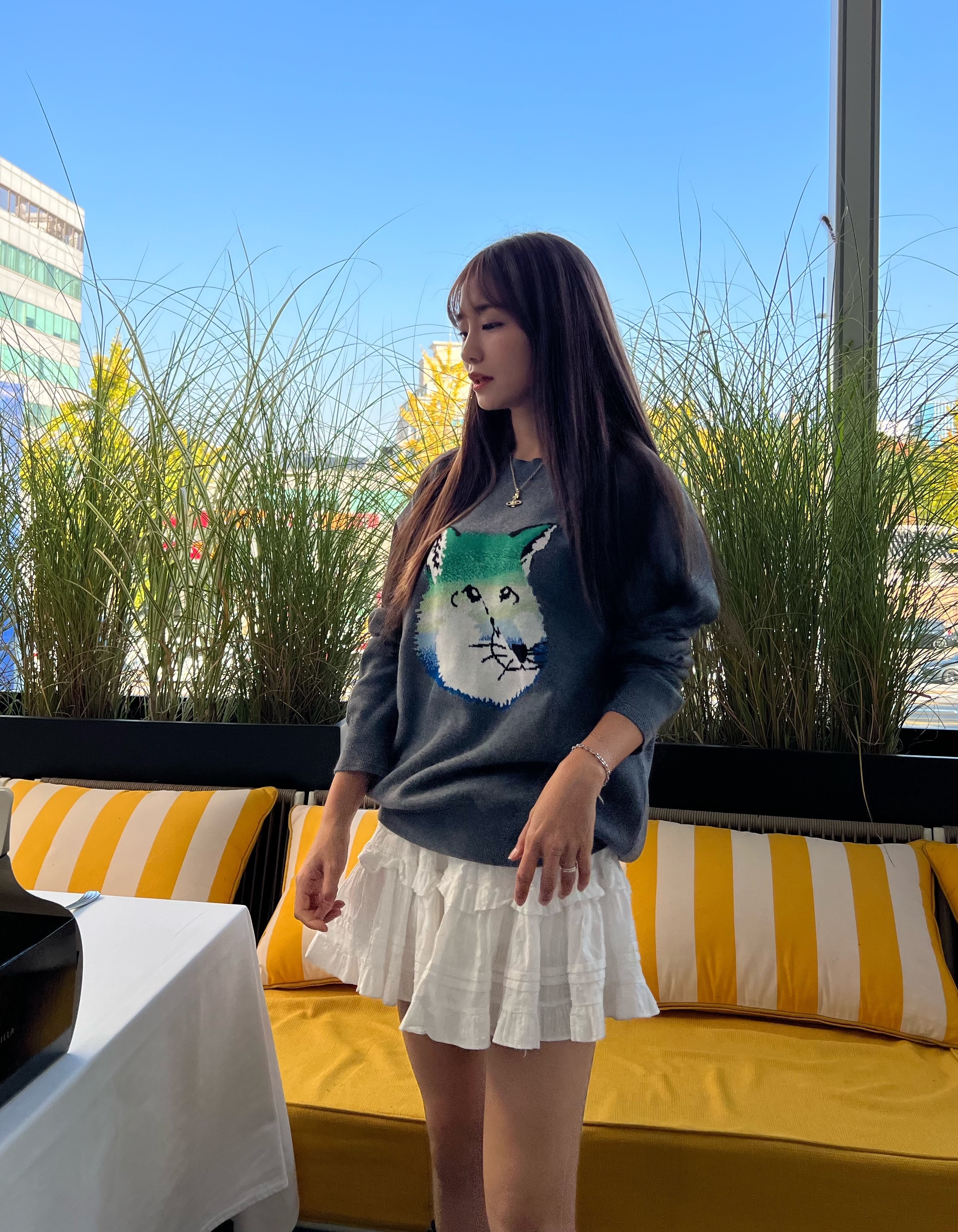Maison Kitsune Vibrant Fox Head Instarsia Comfort Pullover Dark Grey Melange 착용 스타일 - 2