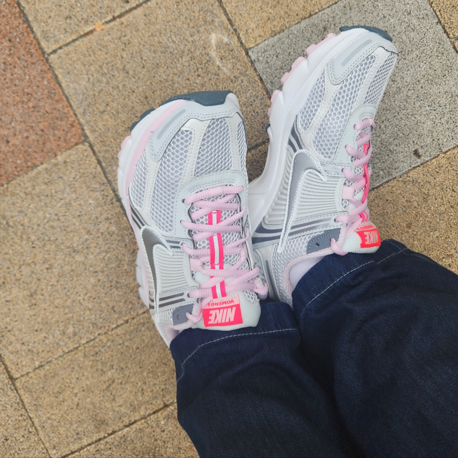(W) Nike Zoom Vomero 5 Photon Dust Metallic Silver 착용 스타일 - 1