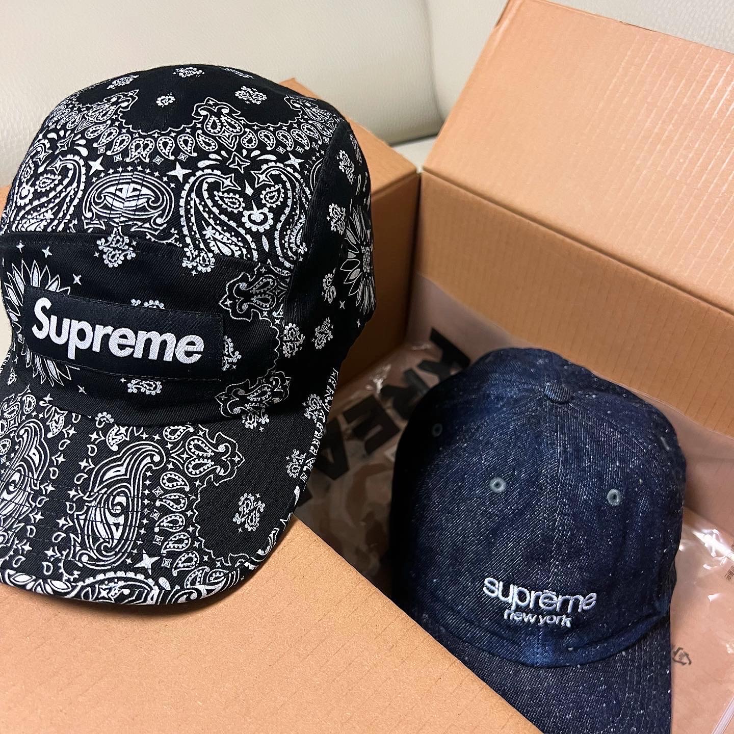 Supreme Bandana Camp Cap Black - 21SS, Supreme Classic Logo 6-Panel Cap Denim - 23SS 착용 스타일 - 1