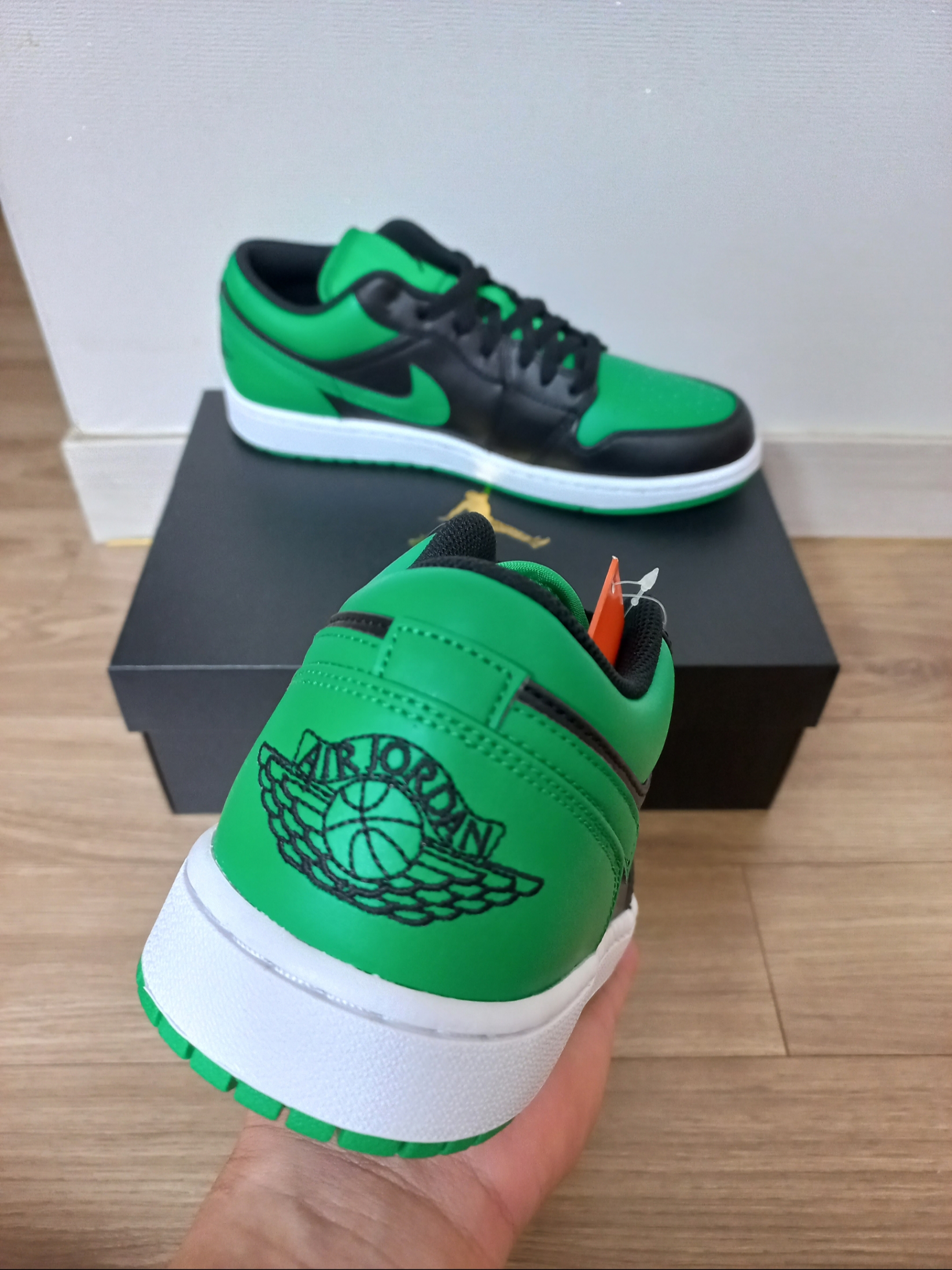 Jordan 1 Low Lucky Green 착용 스타일 - 2
