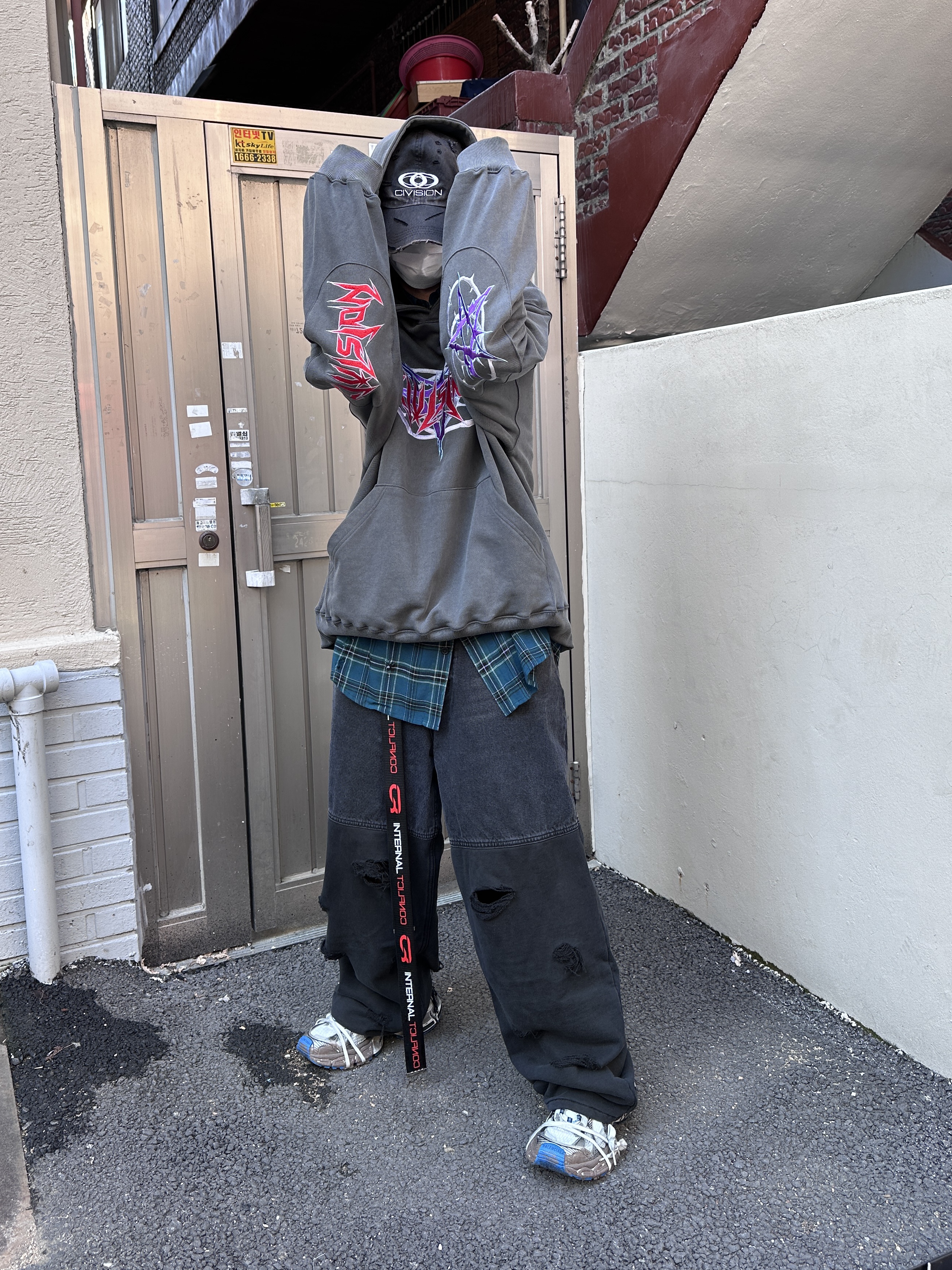 Civision by CSC Death Core Hoodie Charcoal, Civision by CSC Vison Destroyed Cap Washed Black 착용 스타일 - 2