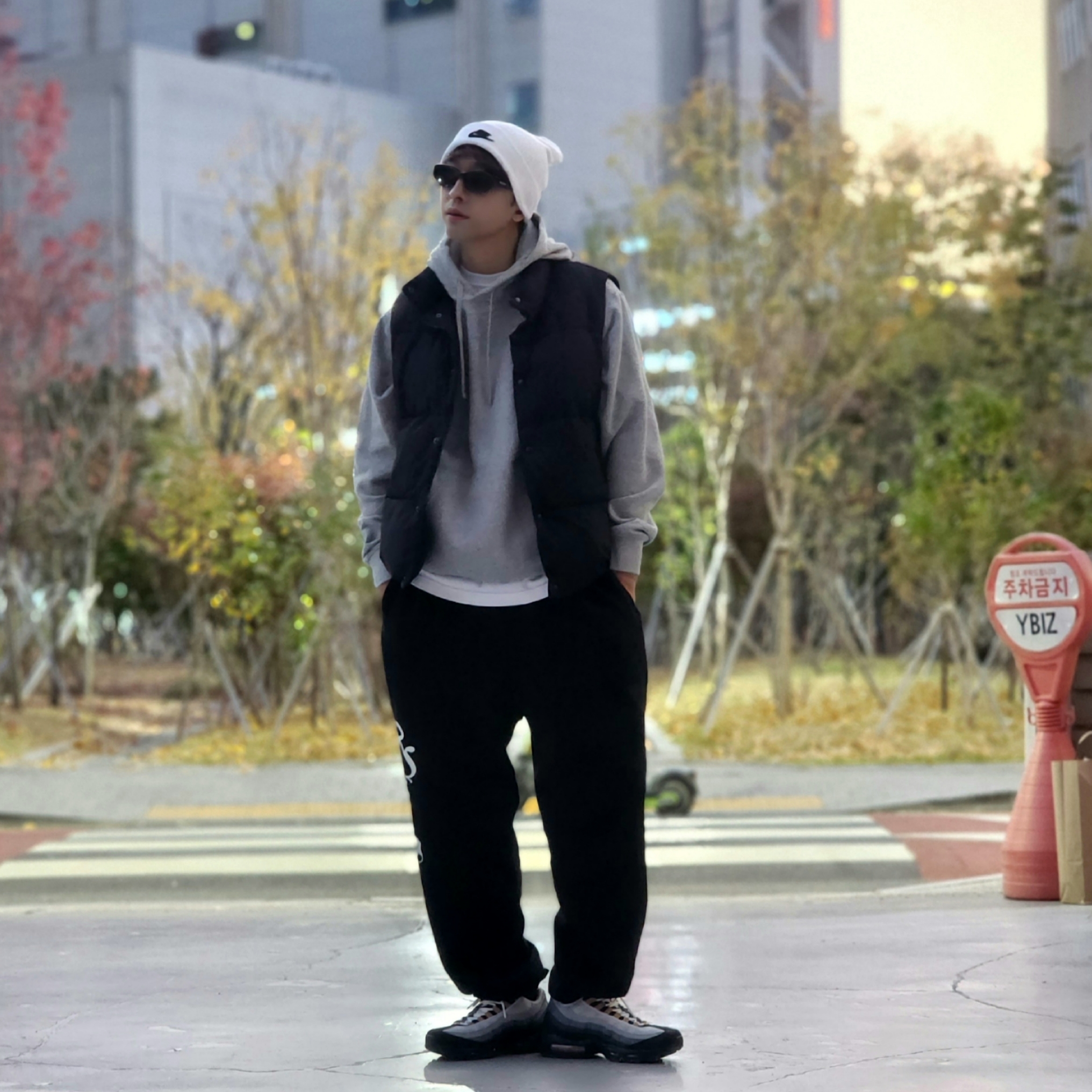 Nike NSW Utility Futura Beanie White, Nike NSW Club Fleece Pullover Hoodie Dark Grey Heather - US/EU 착용 스타일 - 3