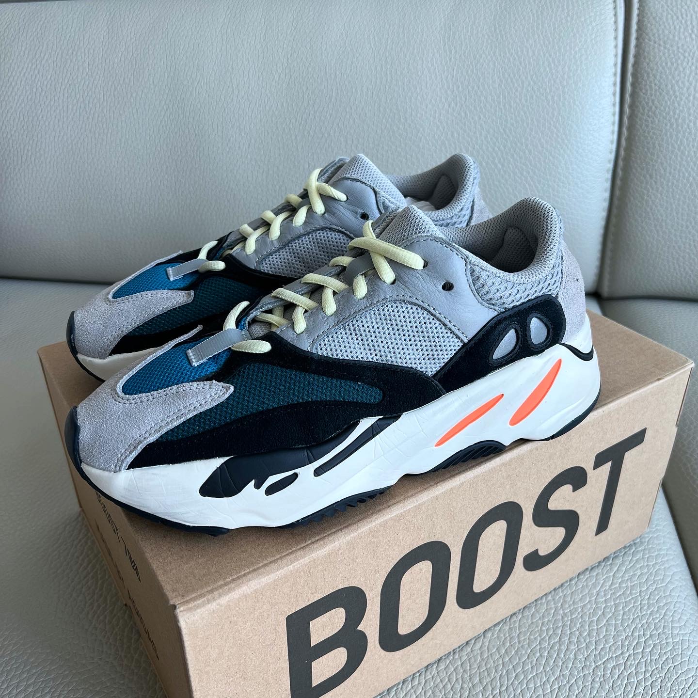 Adidas Yeezy Boost 700 Wave Runner Solid Grey 2021/2022 착용 스타일 - 1