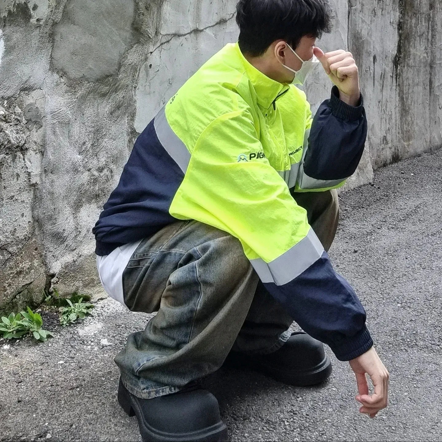 Project G/R Service Proprete Track Jacket Neon, Project G/R Coated Backward Denim Pants Blue 착용 스타일 - 1