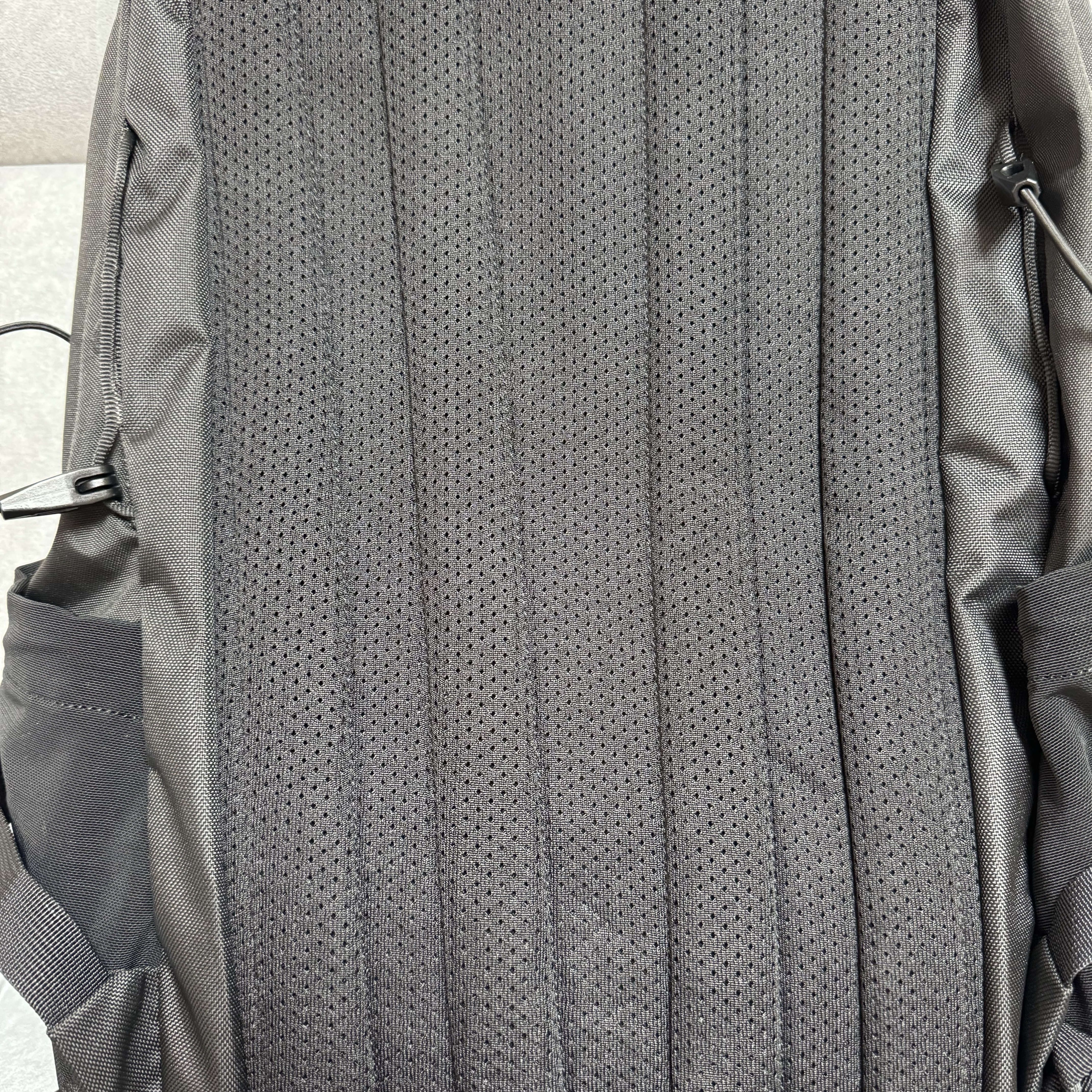 Arc'teryx Mantis 26 Backpack Black 착용 스타일