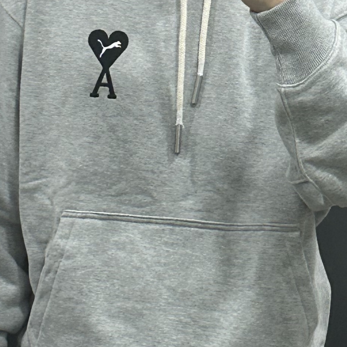 Puma x AMI Hoodie Light Gray Heather 착용 스타일 - 1