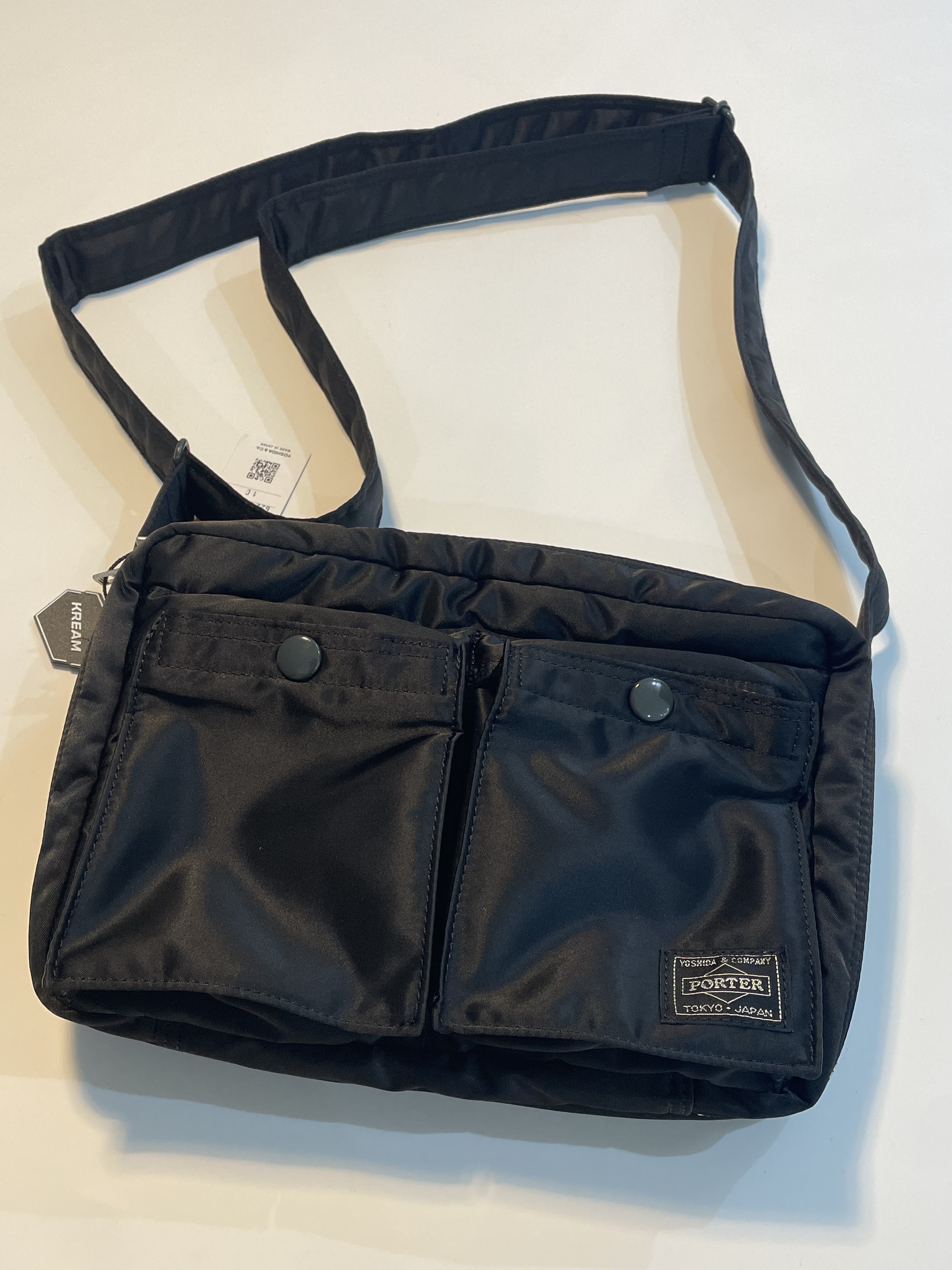 Porter Tanker Shoulder Bag S Black 착용 스타일
