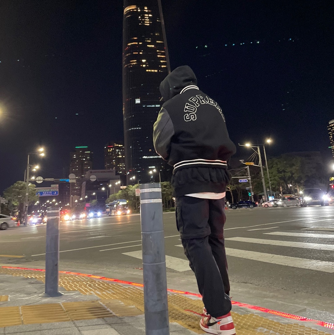 Jordan 1 x Off-White Retro High Chicago The Ten, Supreme Tiger Varsity Jacket Black - 23FW 착용 스타일