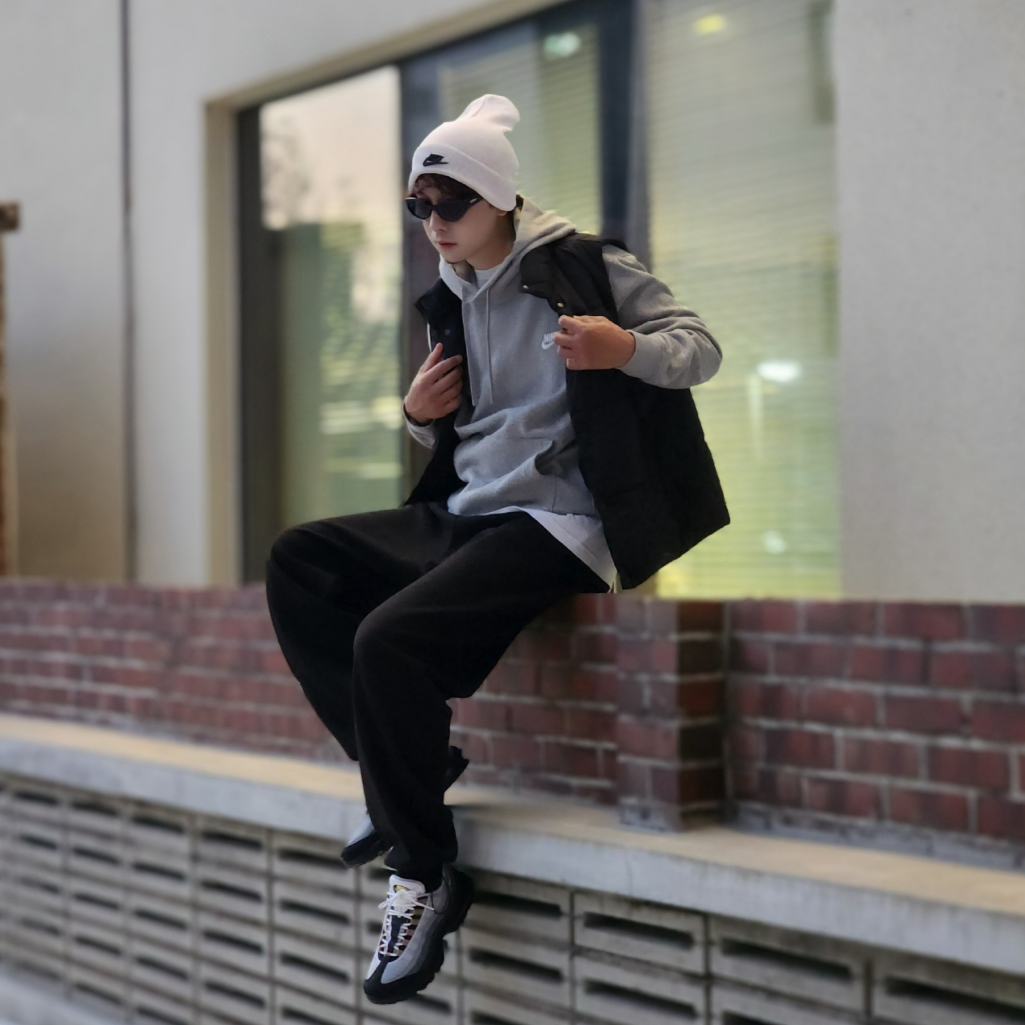 Nike NSW Utility Futura Beanie White, Nike NSW Club Fleece Pullover Hoodie Dark Grey Heather - US/EU 착용 스타일 - 5