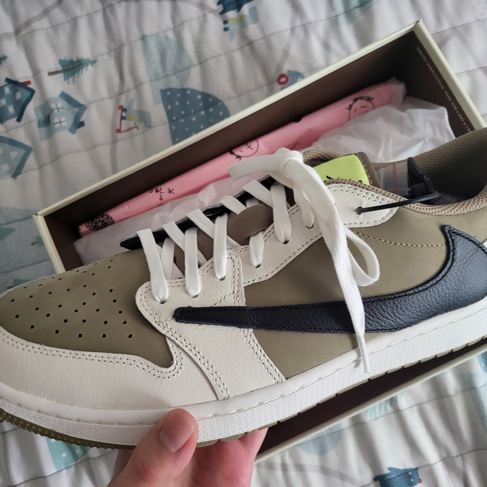 Jordan 1 x Travis Scott Retro Low Golf NRG Neutral Olive 착용 스타일