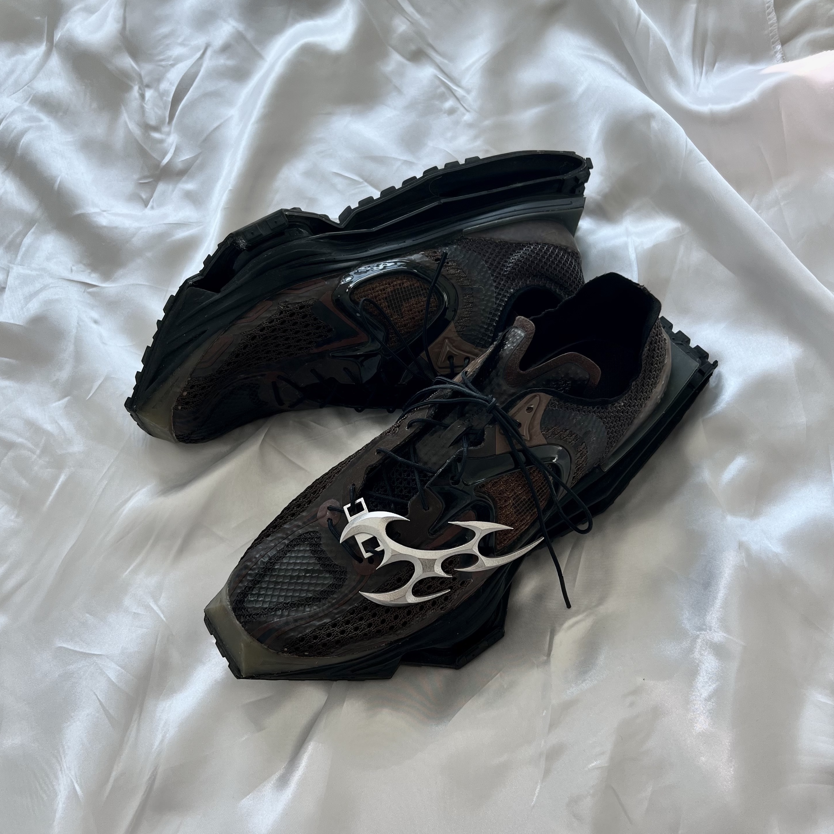 Nike x Martine Rose Shox MR4 Black, Test Artifact TASH Dubre 002 Steel 착용 스타일 - 2