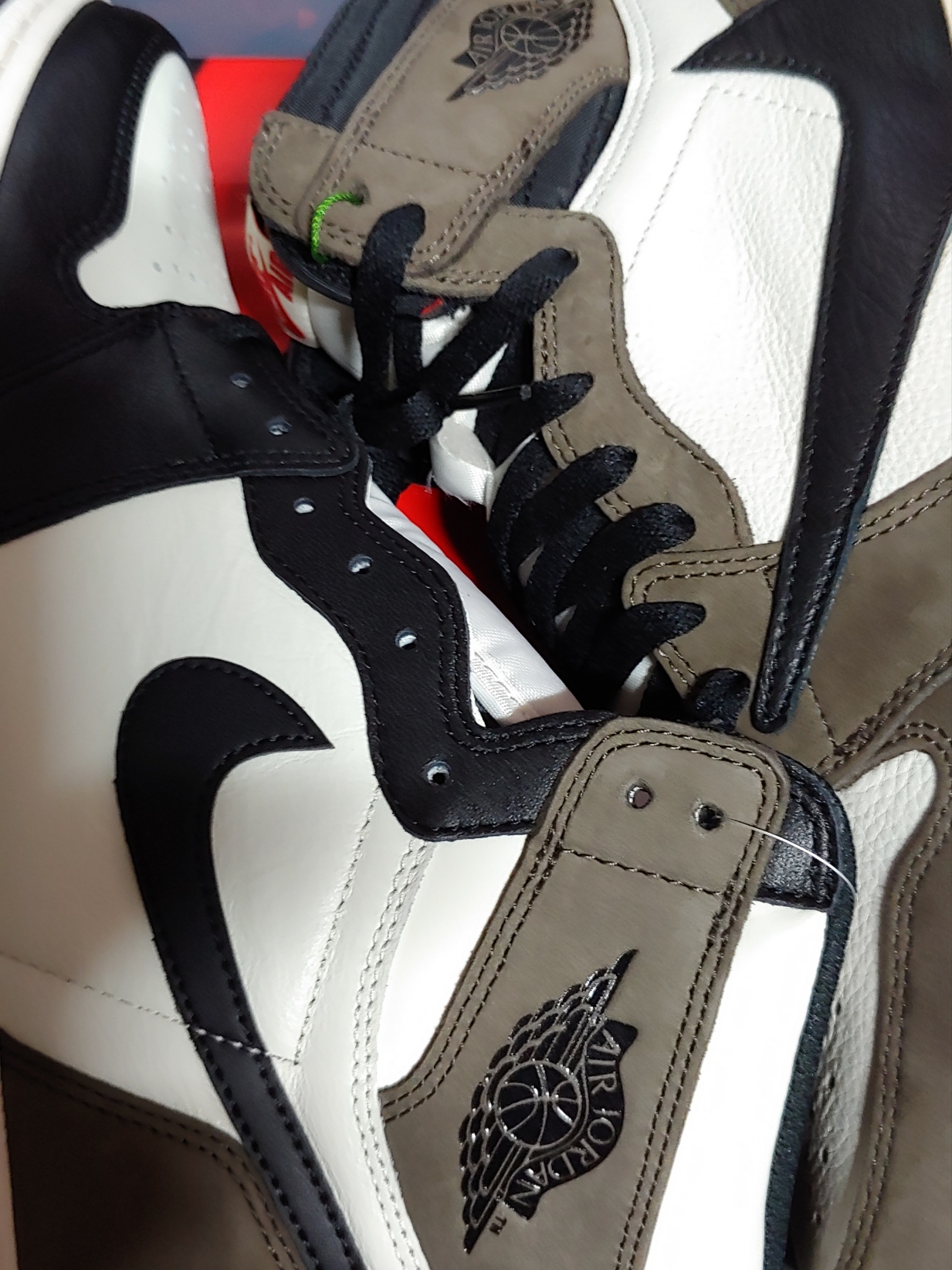 Jordan 1 Retro High OG Black Mocha, Jordan 1 x Travis Scott Retro High OG SP Mocha 착용 스타일 - 2