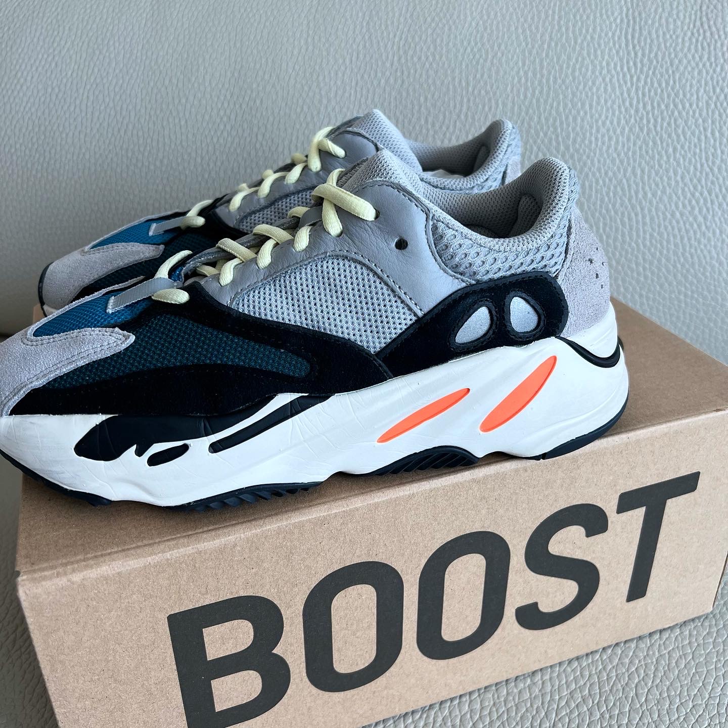 Adidas Yeezy Boost 700 Wave Runner Solid Grey 2021/2022 착용 스타일 - 2