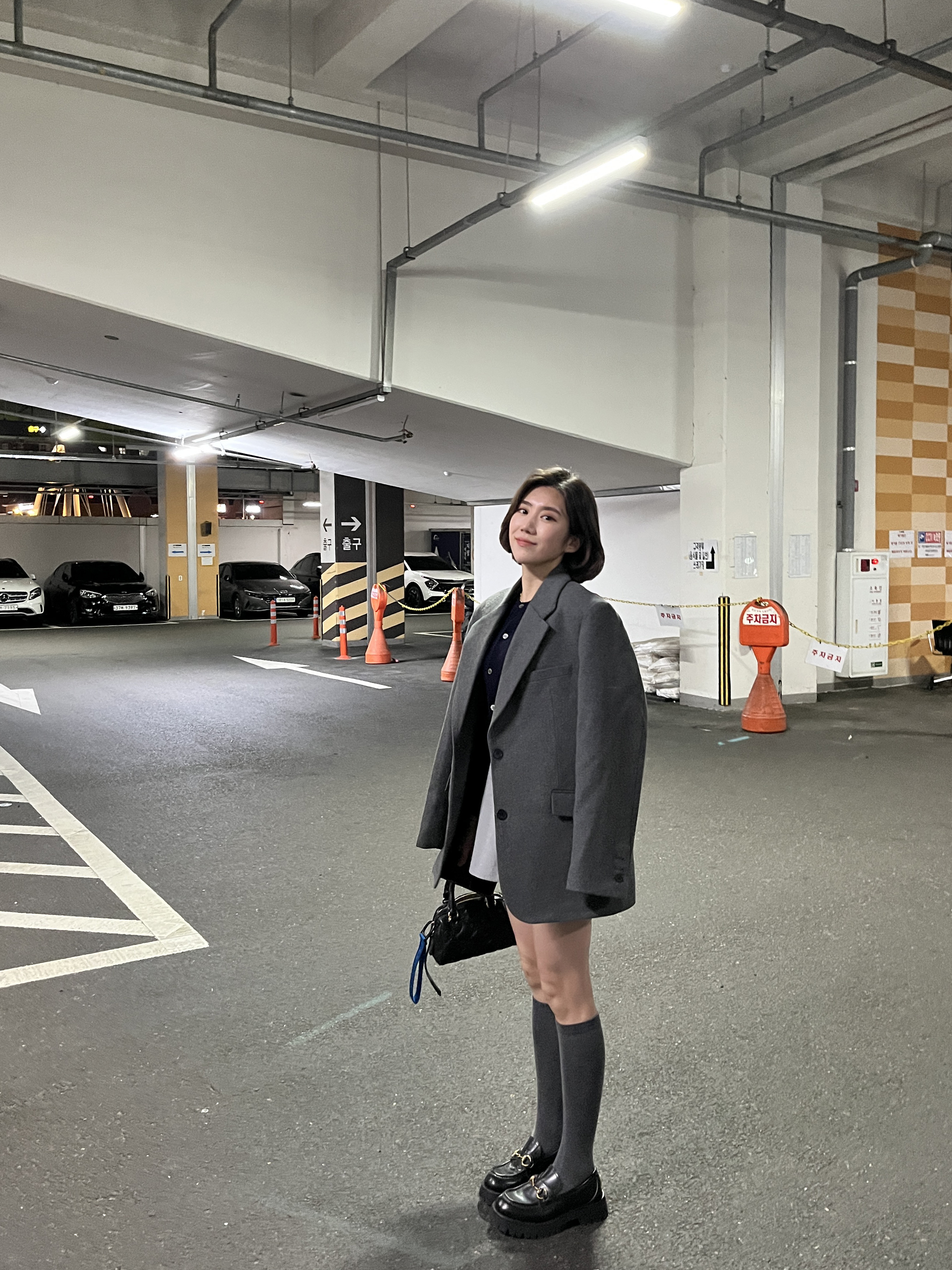 (W) Play Comme des Garcons Red Heart Knit Cardigan Navy, (W) Gucci Leather Lug Sole Horsebit Loafer Black Leather 착용 스타일 - 3